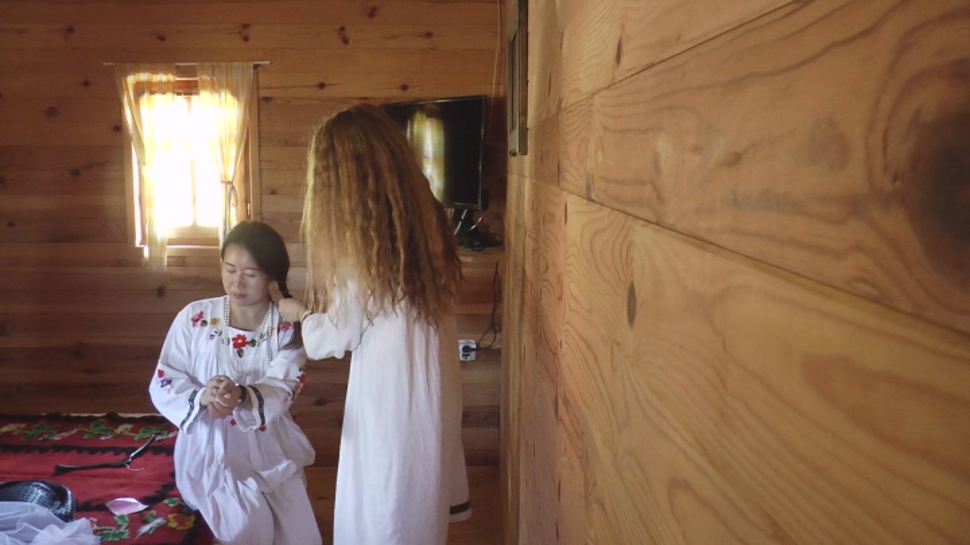 Stižu neveste iz Kine da se udaju za Srbe: Neverovatna turistička ponuda domišljatih Kosjeraca ponovo živi, ogromna navala na autentične srpsko-kineske svadbe - kad mladenci treba da se poljube zavlada delirujum (FOTO)