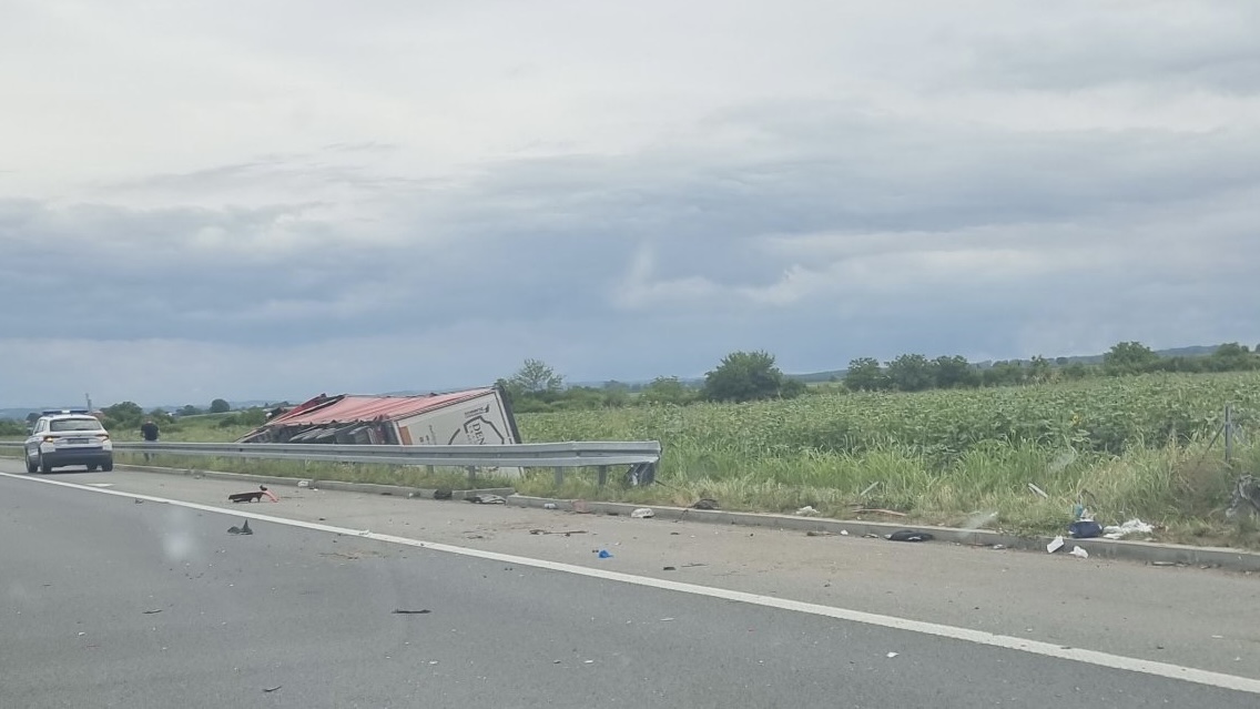 Prve slike sa mesta stravične nezgode na auto-putu: Kamion se prevrnuo na bok a putničko vozilo završilo u kanalu, troje ljudi teško povređeno (FOTO)