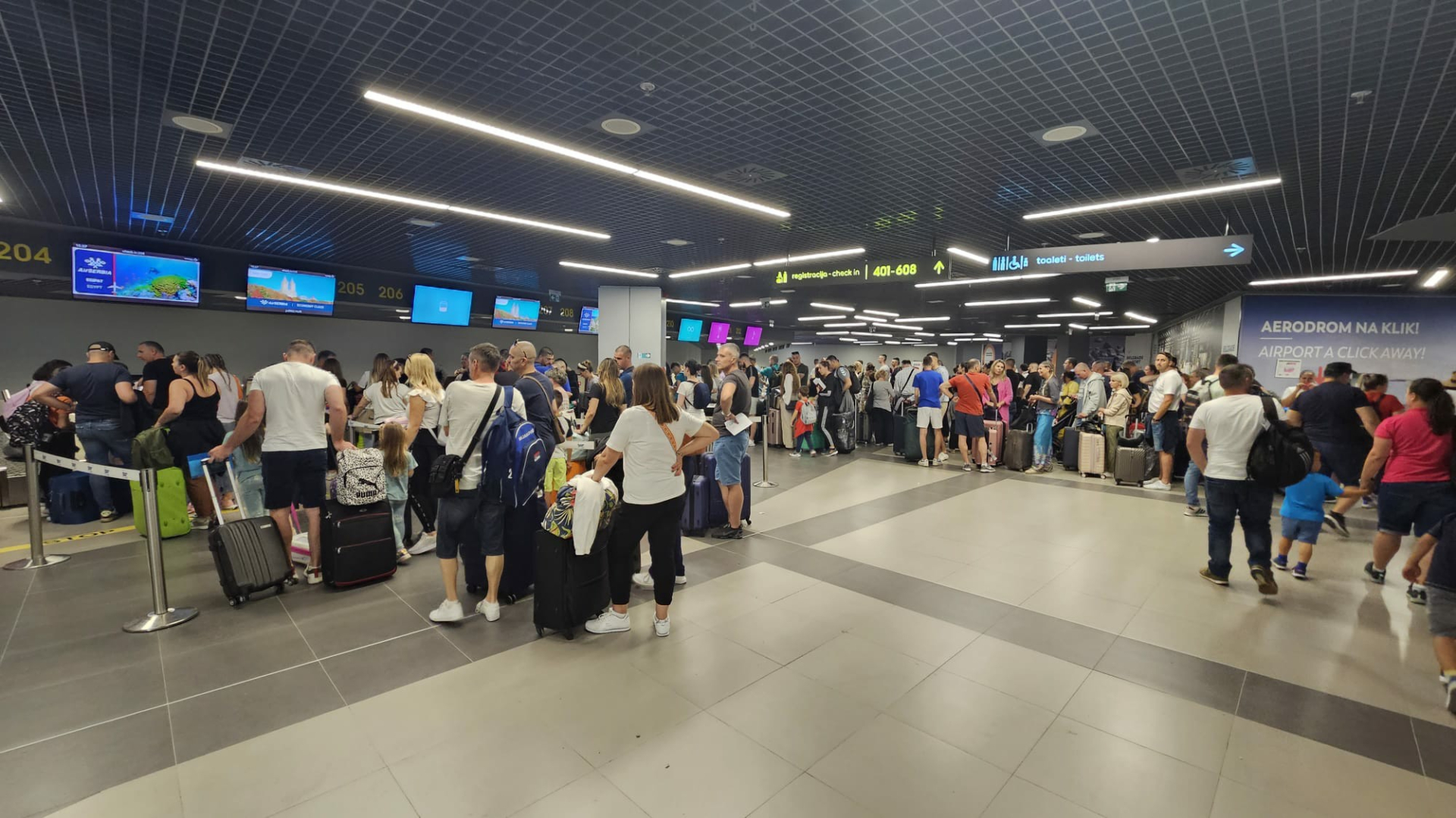 Bojan i njegova porodica dugo će čekati na aerodromu, let za Egipat debelo pomeren/ Foto: RINA