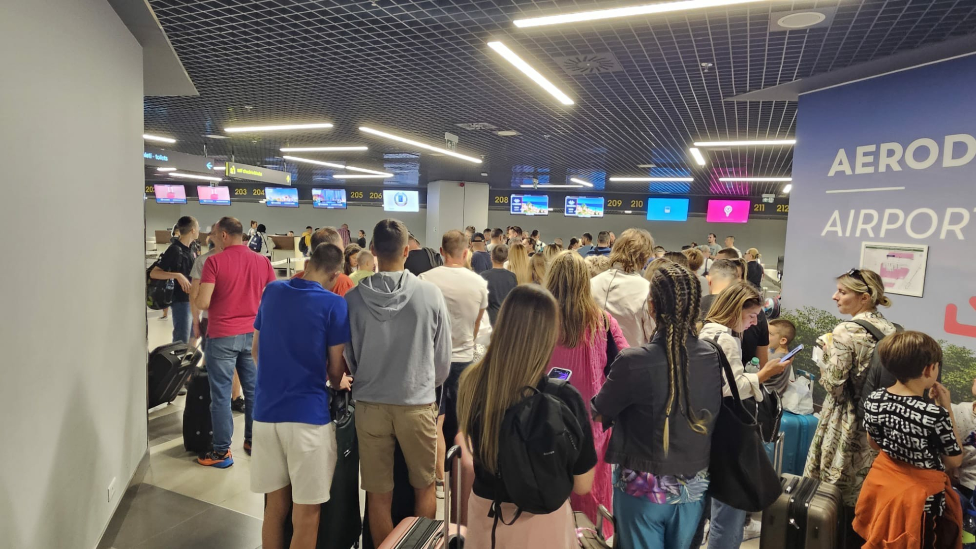 Bojan i njegova porodica dugo će čekati na aerodromu, let za Egipat debelo pomeren/ Foto: RINA