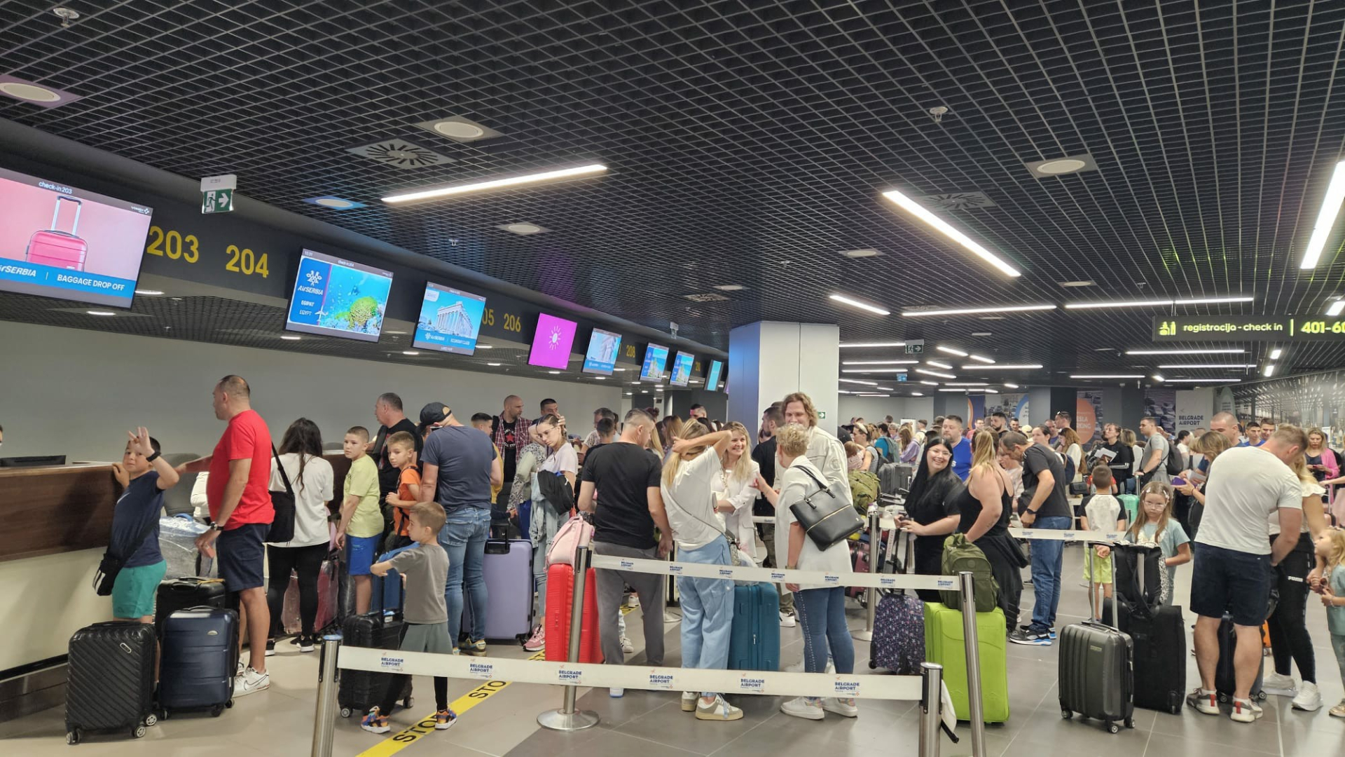 Bojan i njegova porodica dugo će čekati na aerodromu, let za Egipat debelo pomeren/ Foto: RINA