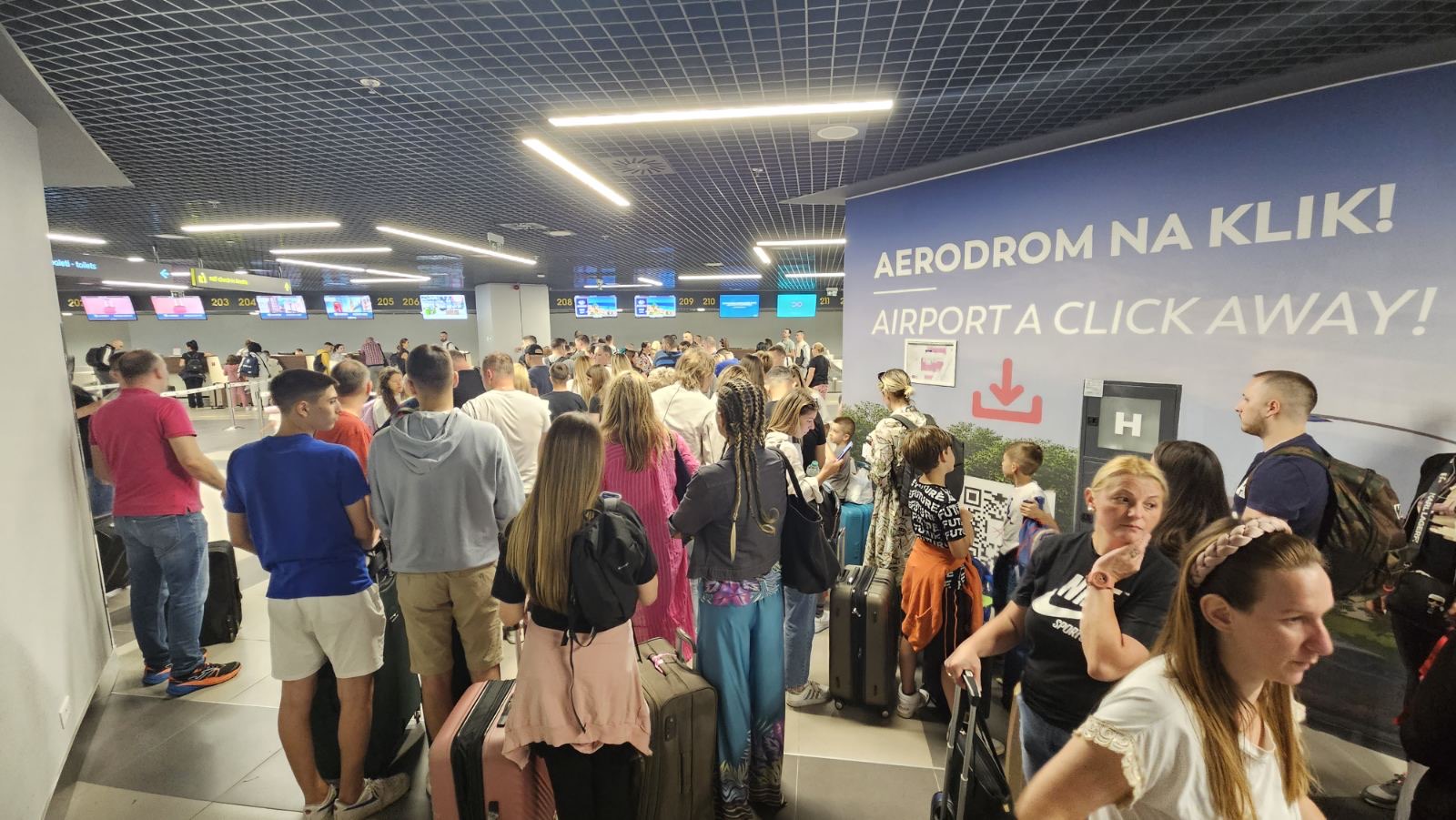 Sve je teklo normalno, a onda odjednom kolaps: Bojan i njegova porodica  dugo će čekati na aerodromu, let za Egipat  debelo pomeren (FOTO)(VIDEO)