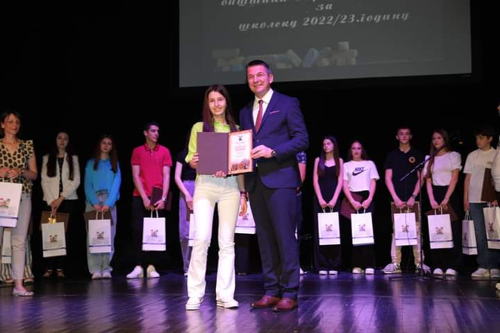 Anđela je ponos Pranjana: Učenica Osnovne škole pohađa program za nadarenu decu iz fizike i ređa uspehe na takmičenjima 