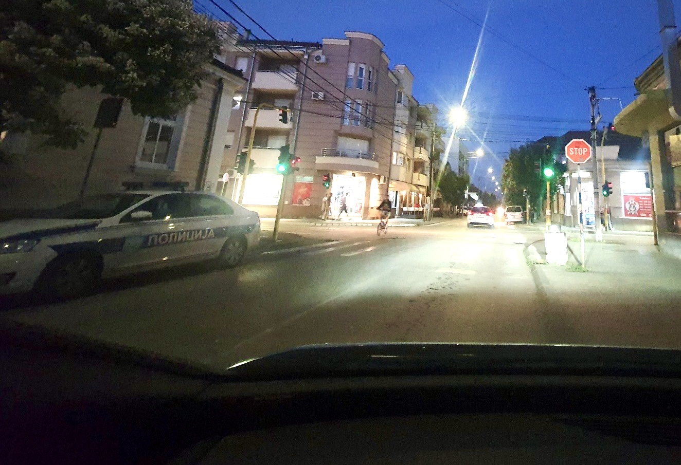 Istrčala iz taksija i sa peper sprejom isprskala radnicu prodavnice u oči kako bi lakše uzela novac: Nesvakidašnji pokušaj pljačke u centru Čačka, vinovnici privedeni u policiju (FOTO)
