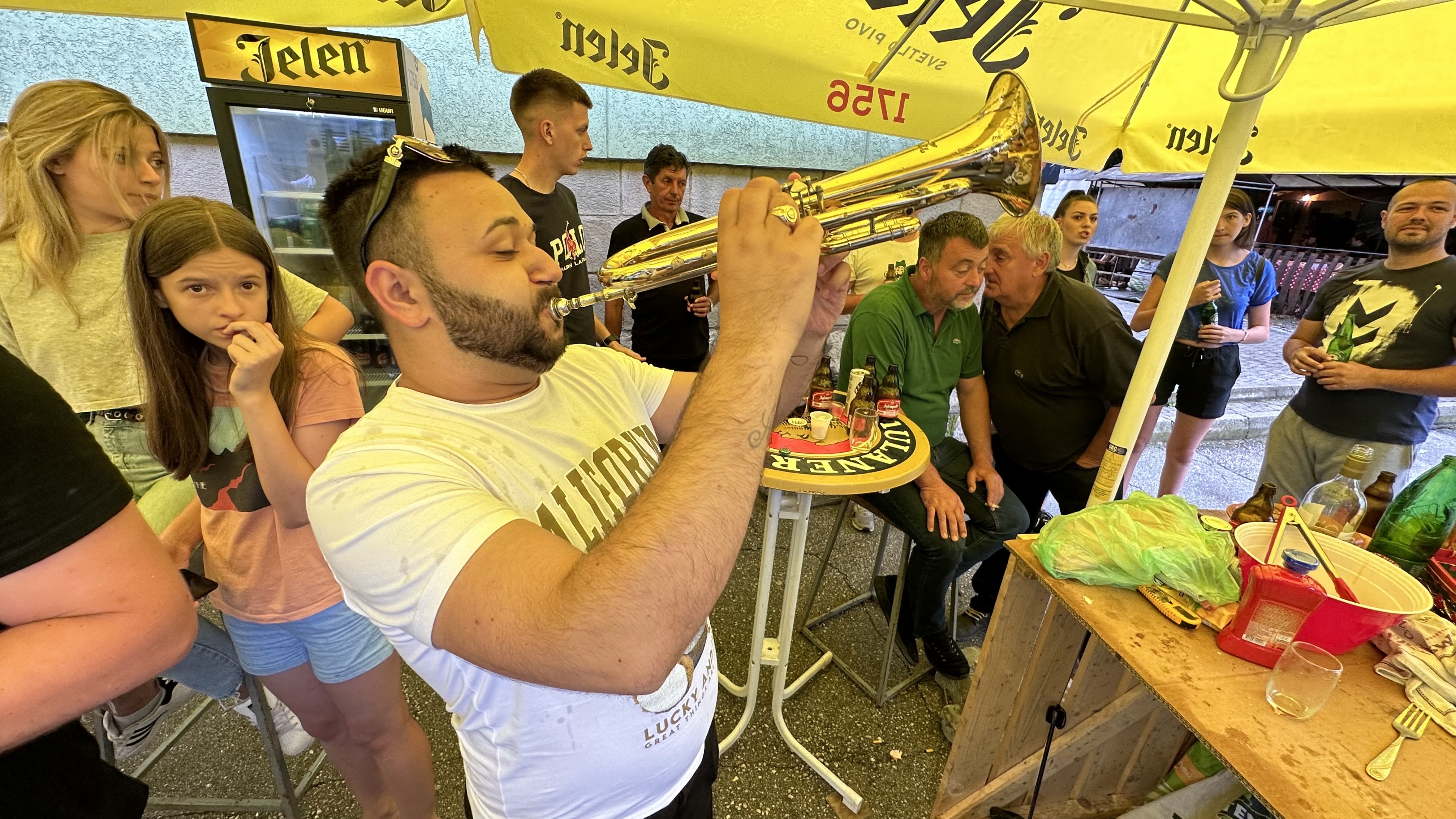 Srbi ponovo pokazali da su bogovski narod, nevreme im ništa ne može: Kiša pljusti a ćevapi se okreću, samo na jednom mestu u čitavom svetu pravi se hajdučki specijalitet/ Foto: RINA