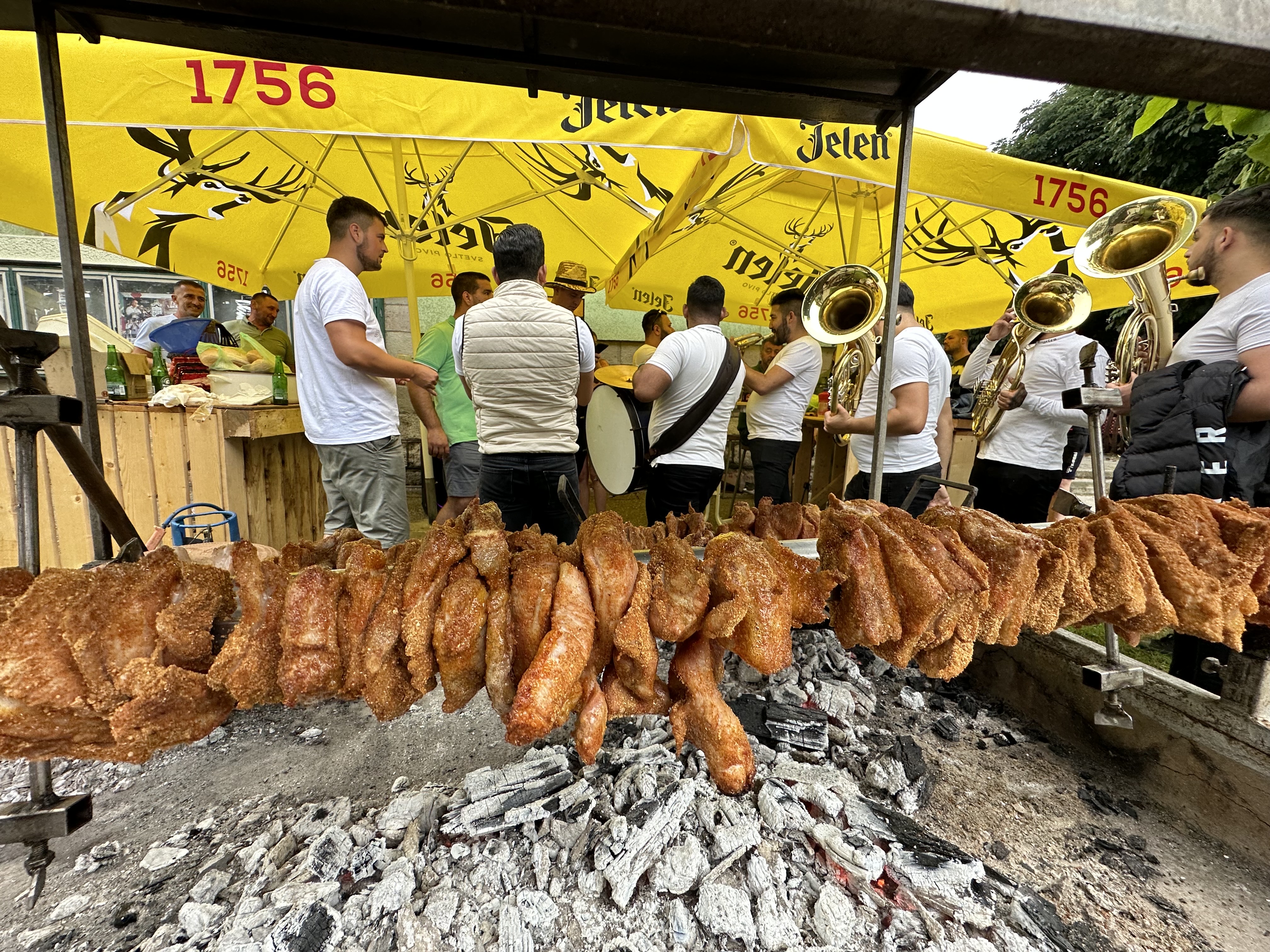 Srbi ponovo pokazali da su bogovski narod, nevreme im ništa ne može: Kiša pljusti a ćevapi se okreću, samo na jednom mestu u čitavom svetu pravi se hajdučki specijalitet/ Foto: RINA