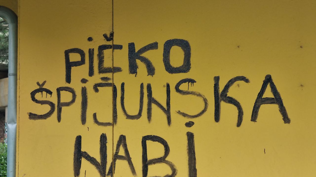 Čačani u šoku zbog natpisa koji su osvanuli u Ovčar Banji: Vandali uništili tek renoviran objekat i poslali poruke mržnje (FOTO)(VIDEO)