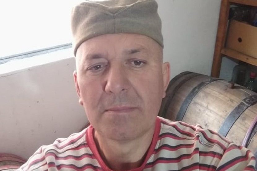 Jedan litar košta preko 50 evra: Dragan iz Zagorice napravio rakiju od jagoda, iz kazana potekle kapljice od čijeg kvaliteta ali i cene boli glava 
