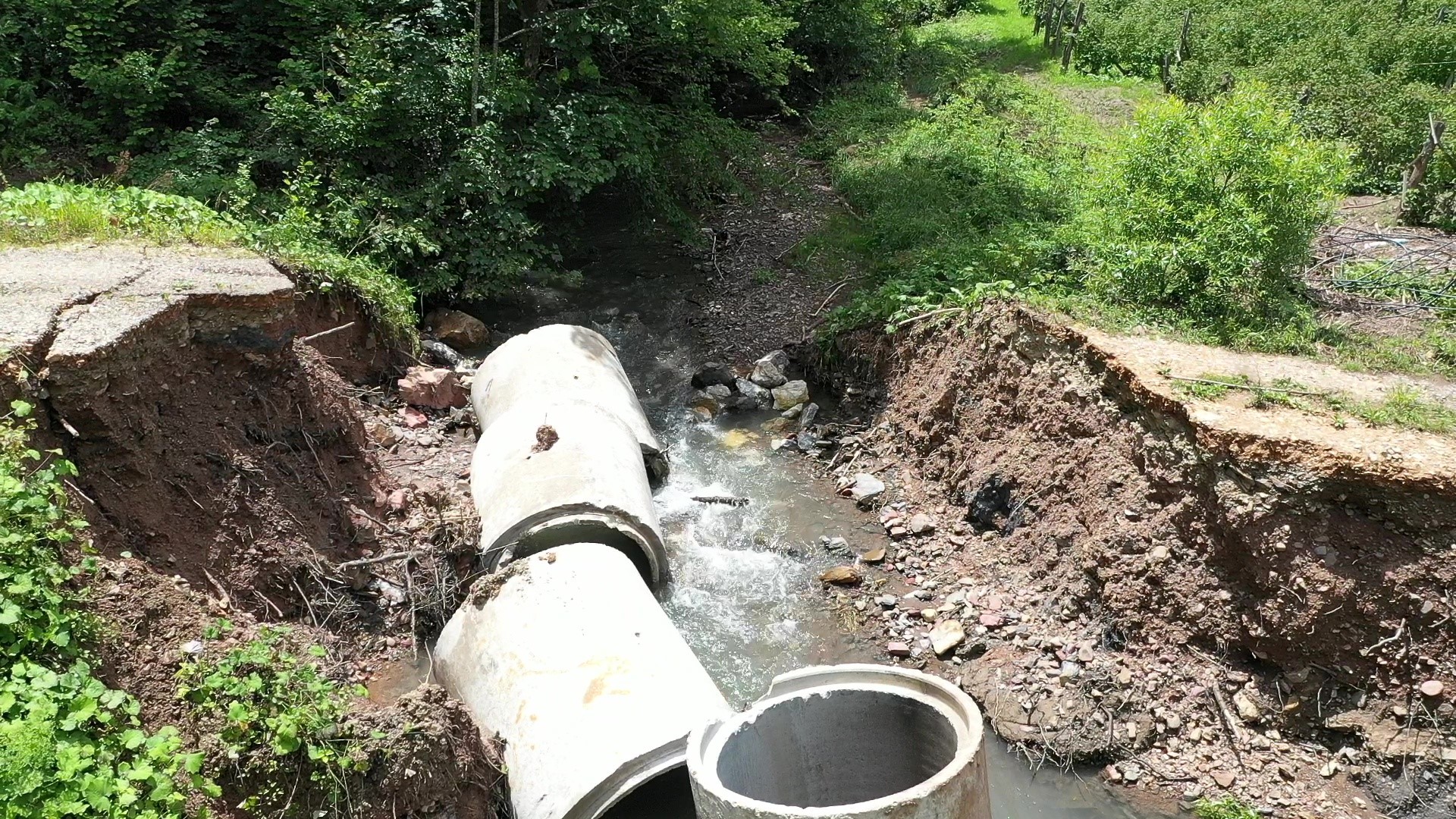 Reka Poblaćnica nosila sve pred sobom pa čak i betonski most: Odsekla je dva sela i prekinula komunikaciju sa ostatkom opštine, spas stigao u poslednji čas (FOTO)