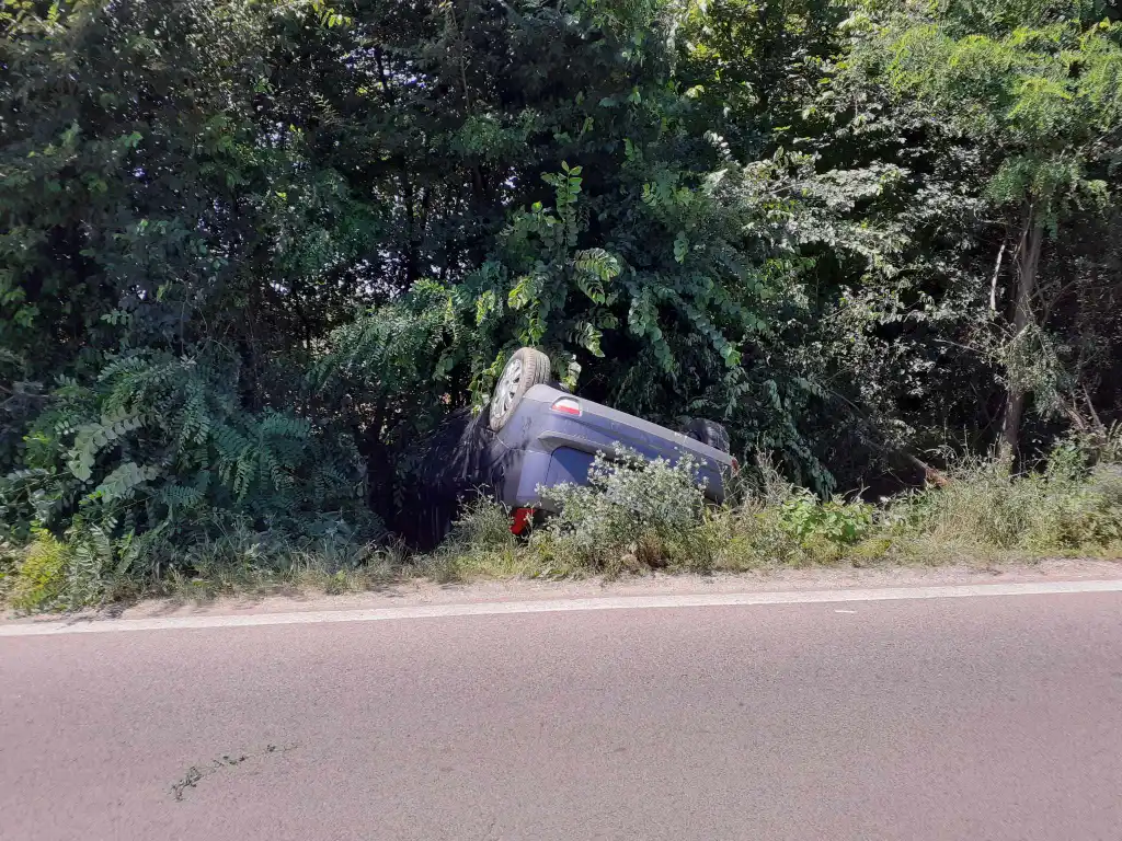 Sleteo sa puta i prevrnuo se na krov: Saobraćajna nezgoda u Krćevcu kod Topole, prolaznici nisu zatekli vozača na licu mesta (FOTO)