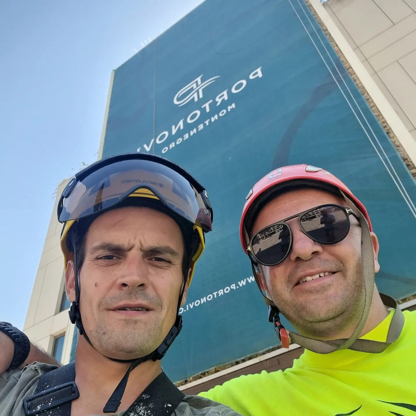 Vise na užadima sa visokih zgrada, a u rukama imaju po nekoliko zanata: Maksim došao iz Rusije i bavi se industrijskim alpinizmom, njegov tim ima pune ruke jer malo ko hoće to da radi (FOTO)