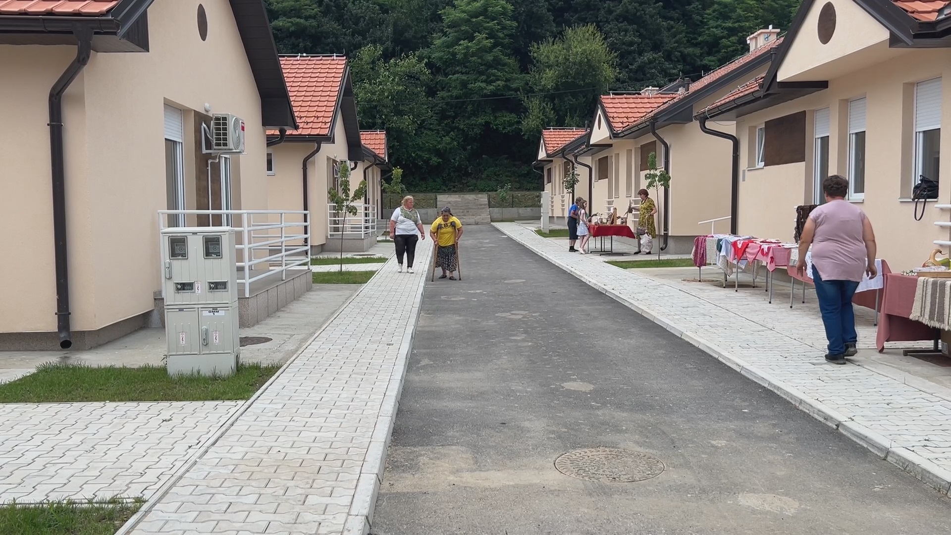 Useljeno 14 ugroženih porodica iz Ljubovije u novoizgrađene i opremljene stanove / foto: Mile Stančić