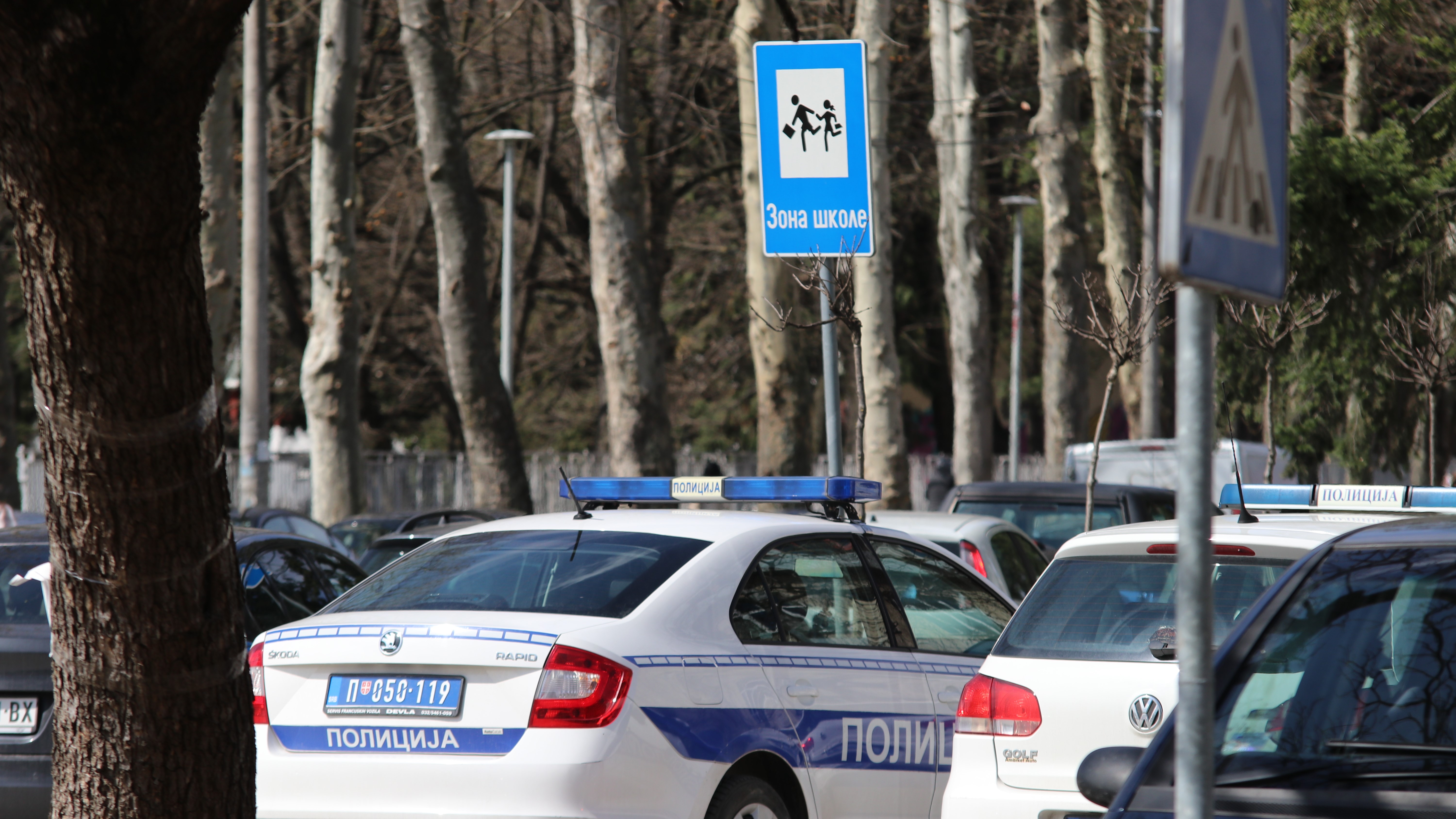 Sramotni vandalizam u dvorištu Osnovne škole u Tutinu: Nepoznati bahati pojedinci srušili ogradu na sportskom terenu