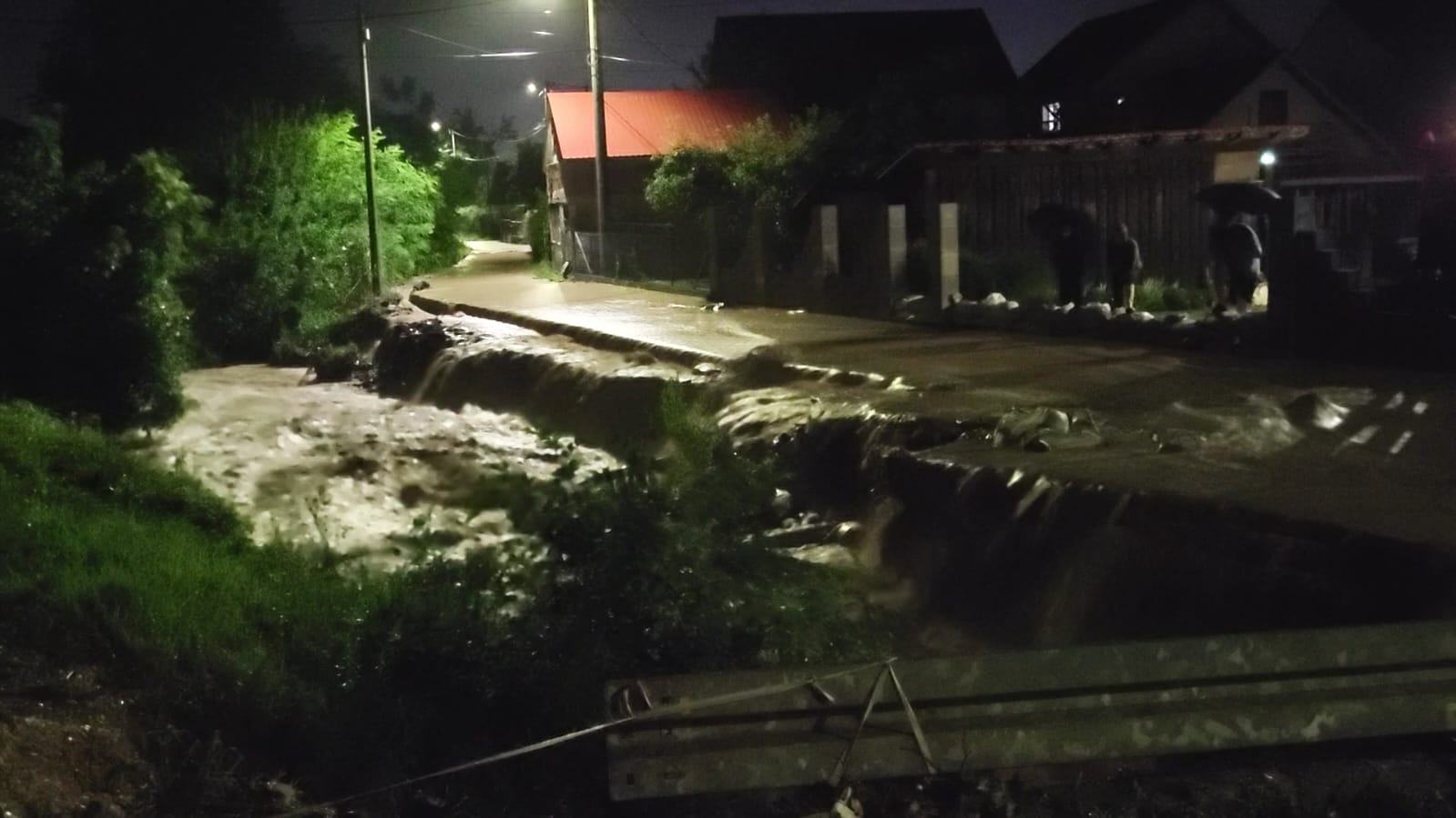 Izlila se Loznička reka, meštani čitavu noć postavljali džakove sa peskom da odbrane svoje domove: Još jedna besana noć iza Čačana, udružili se da spasu kuće i dvorišta/ Foto: RINA
