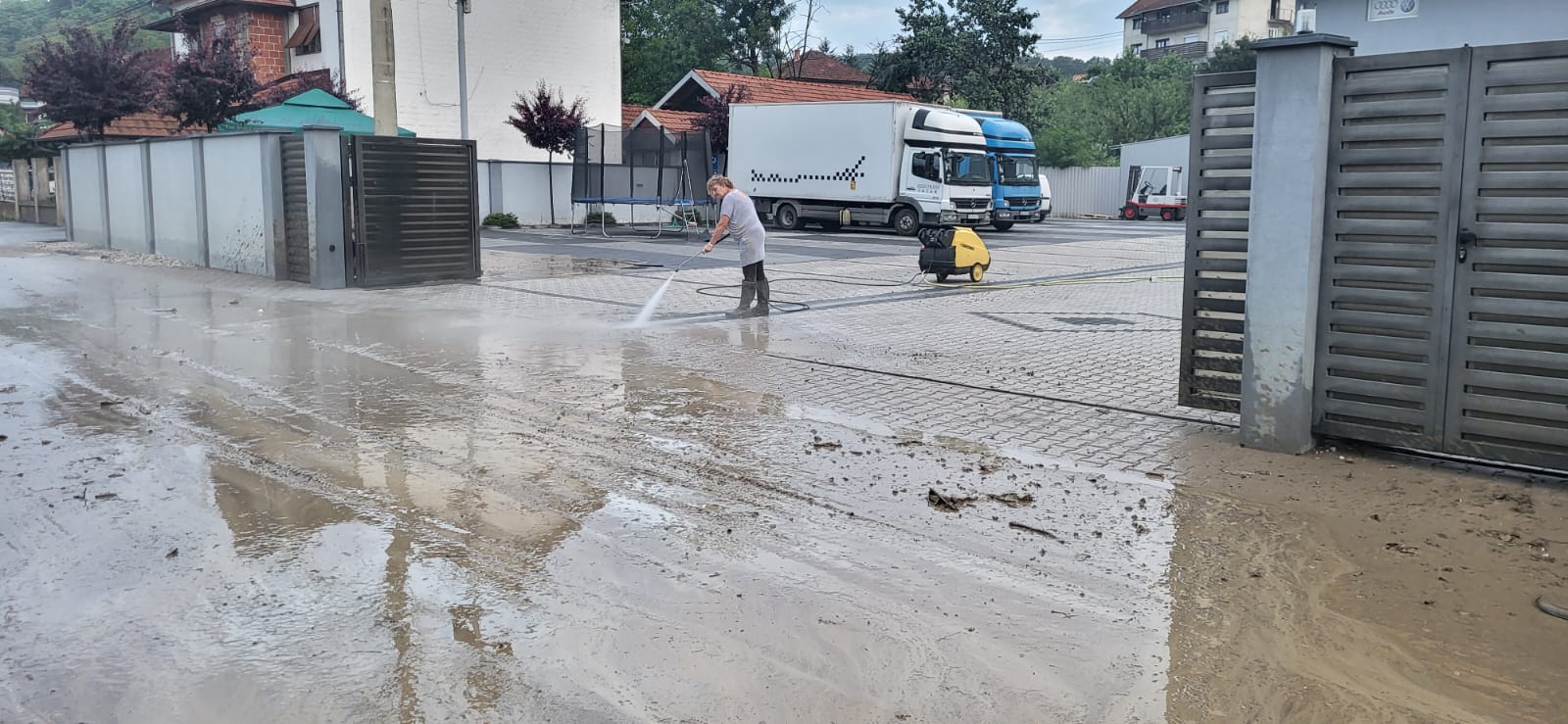 Izlila se Loznička reka, meštani čitavu noć postavljali džakove sa peskom da odbrane svoje domove: Još jedna besana noć iza Čačana, udružili se da spasu kuće i dvorišta/ Foto: RINA