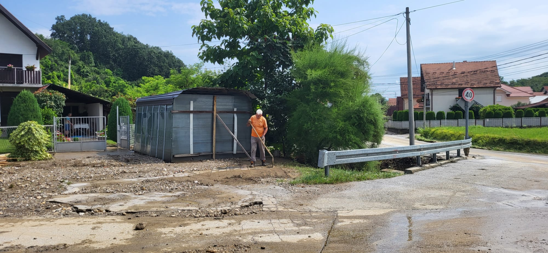 Odsečeno šest domaćinstava u selu Banjica: Nove muke za meštane Čačka, vatrogasci i Sektor civilne zaštite na terenu, ispumpava se voda iz podrumskih prostorija/ Foto: RINA