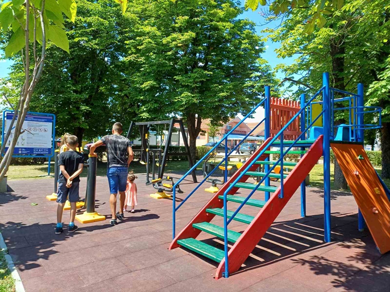 Svanulo meštanima sela Mršinci kod Čačka: Deset porodica dobilo asfalt i ivičnjake, a mališani dečje igralište i teretanu na otvorenom