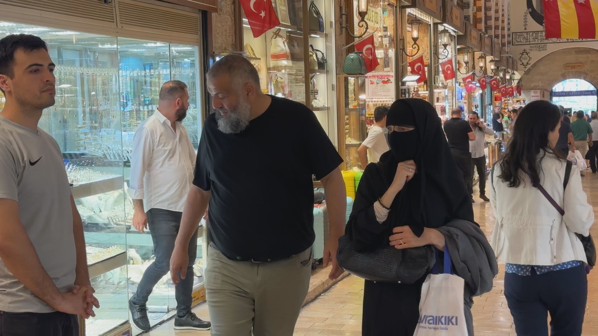 Ovo je najveća i najstarija natkrivena pijaca na svetu: Veliki Bazar u Istanbulu dnevno poseti 500.000 ljudi, a prodavci vas sami uvlače u svoje tezge i nude robu uz obavezno cenkanje (FOTO)