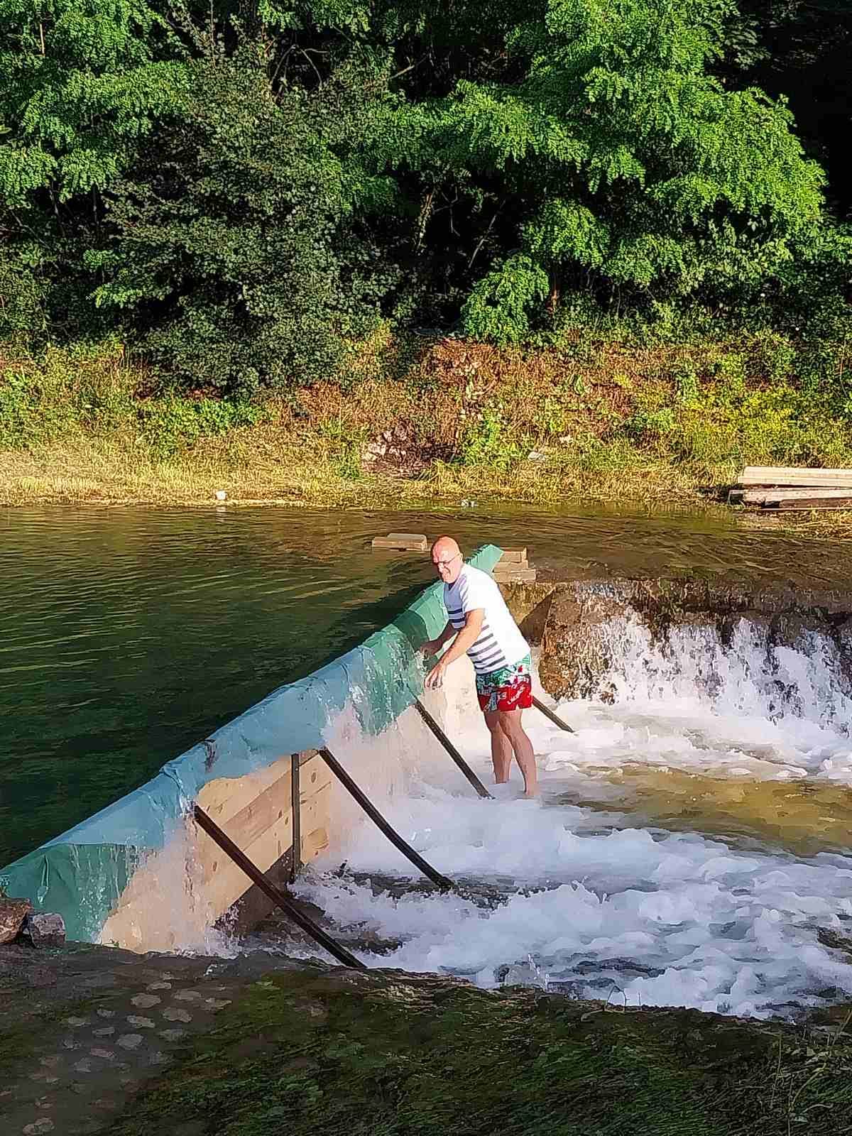 On je heroj mališana u Prijepolju: Suad sam preko noći odlučio da napravi kupalište koje ce biti jedino u gradu, zasukao rukave i ušao u korito reke Mileševke/ Foto: RINA