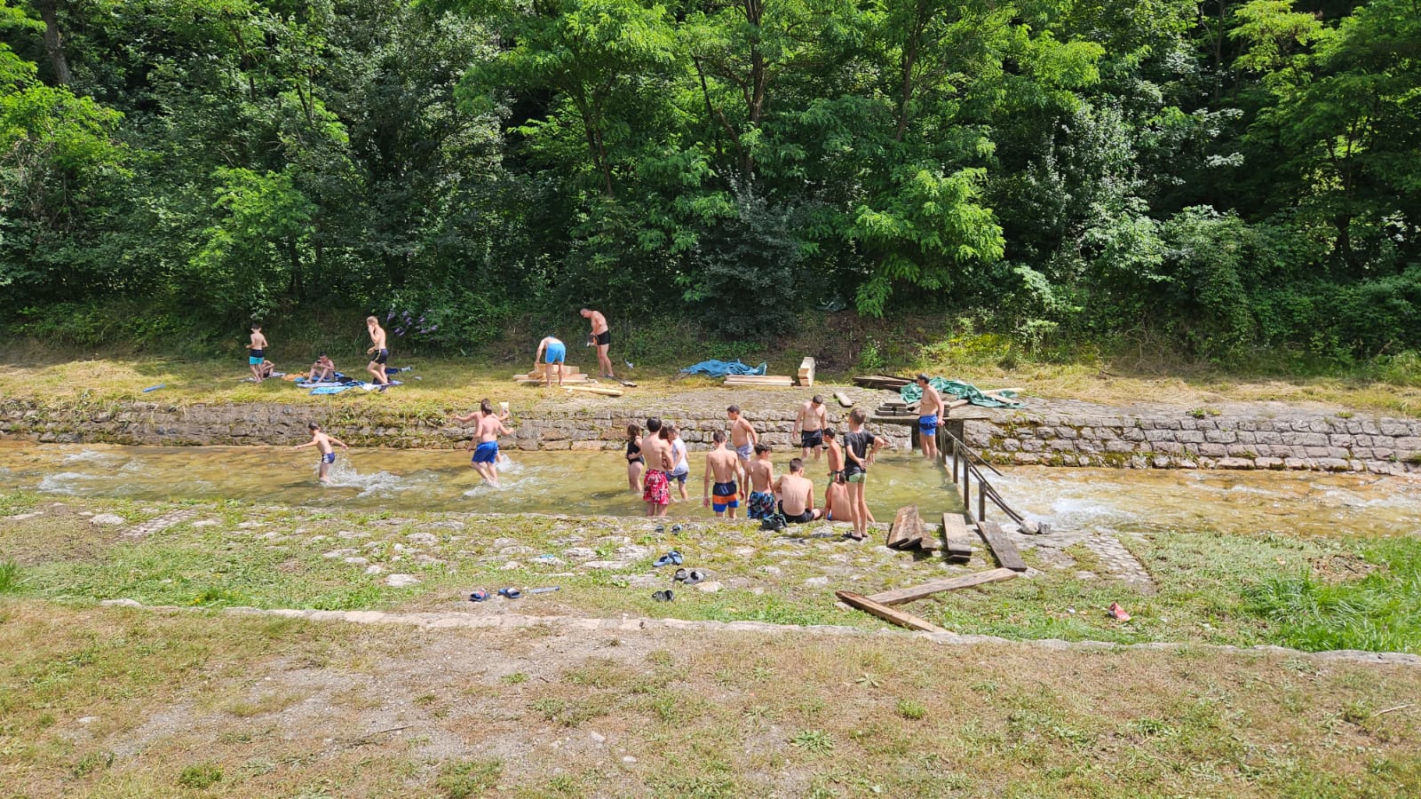 On je heroj mališana u Prijepolju: Suad sam preko noći odlučio da napravi kupalište koje ce biti jedino u gradu, zasukao rukave i ušao u korito reke Mileševke (FOTO)