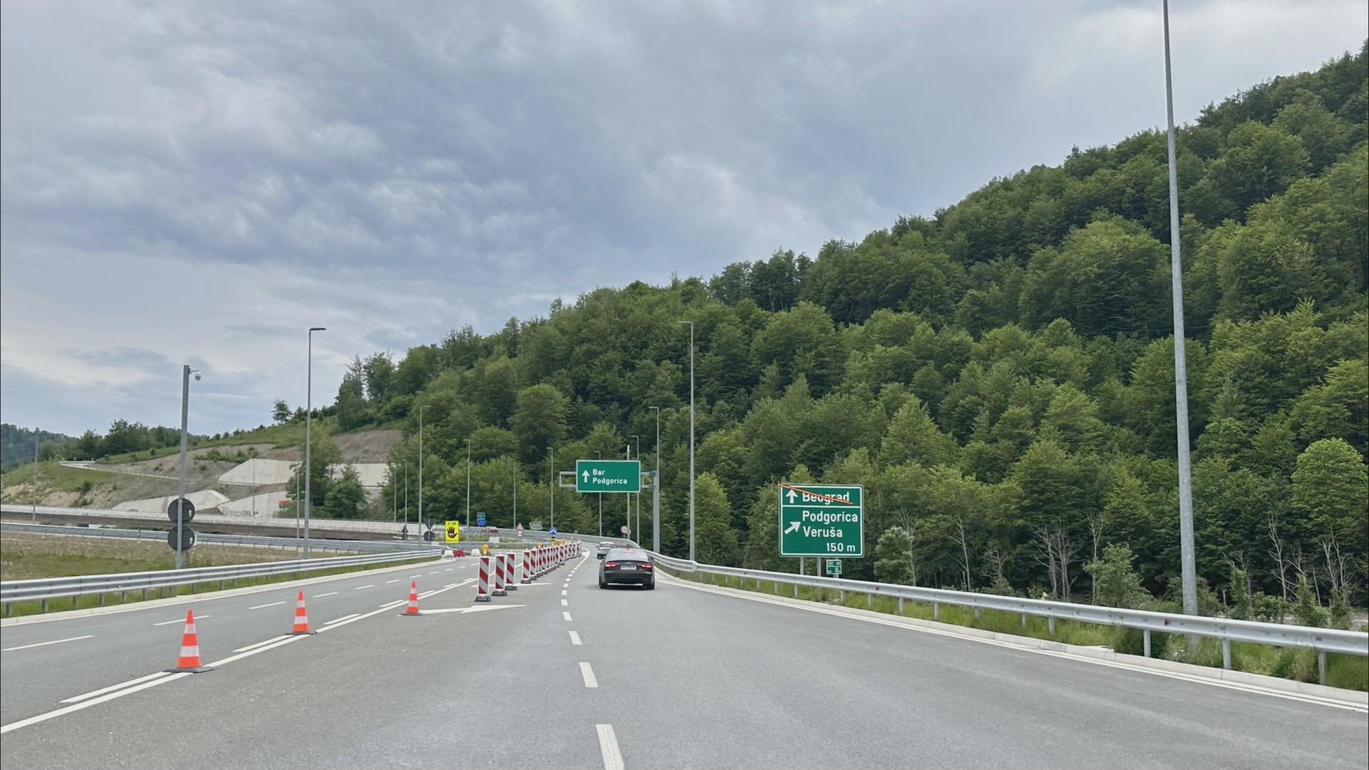 Na njemu se za godinu dana zapalilo 28 vozila, pa ga zovu i Ognjena Marija: Crnogorski auto-put proslavio prvi rođendan, za 12 meseci njim prošlo preko dva miliona automobila (FOTO)