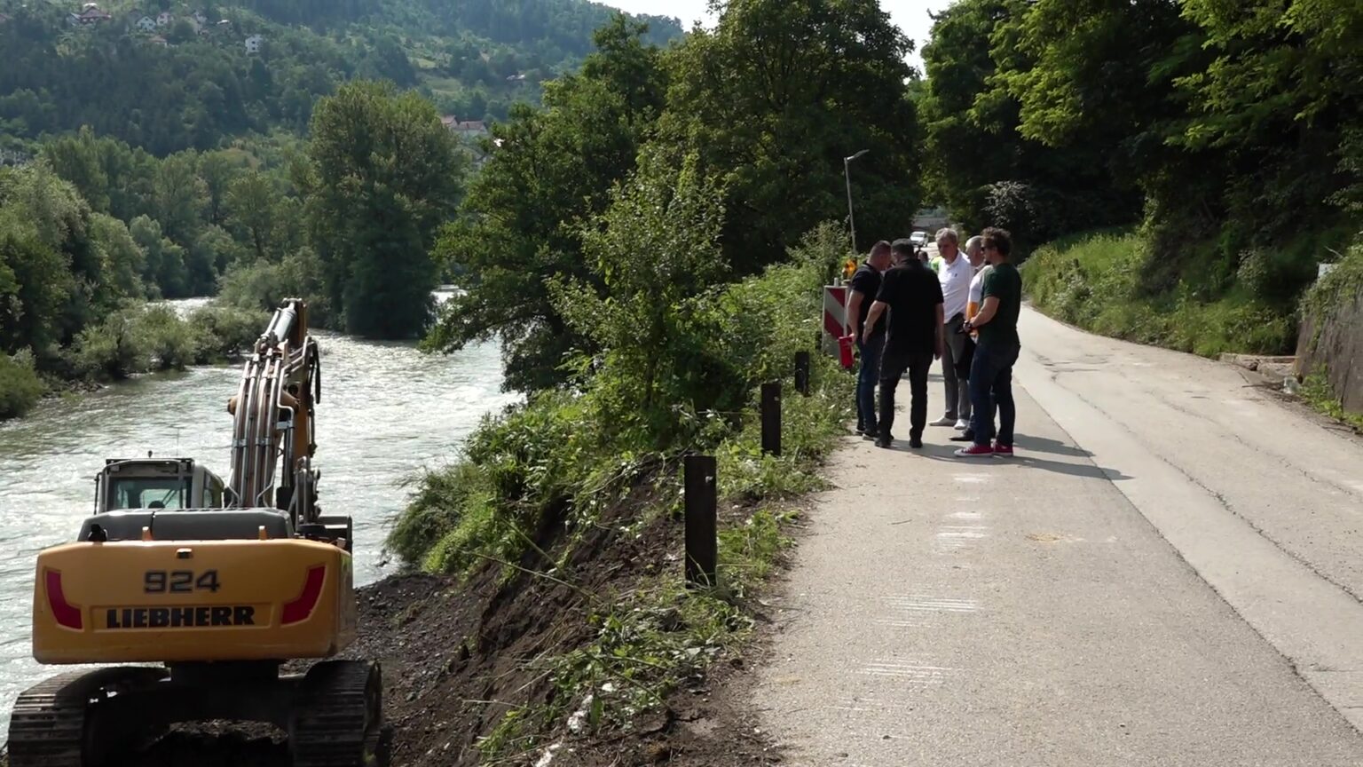 Dva vozila teško se mimoilaze, decenijama se tu stvaraju velike gužve: Konačno započela rekonstrukcija pribojske ulice - jedine koja vodi do zgrade bolnice (FOTO)