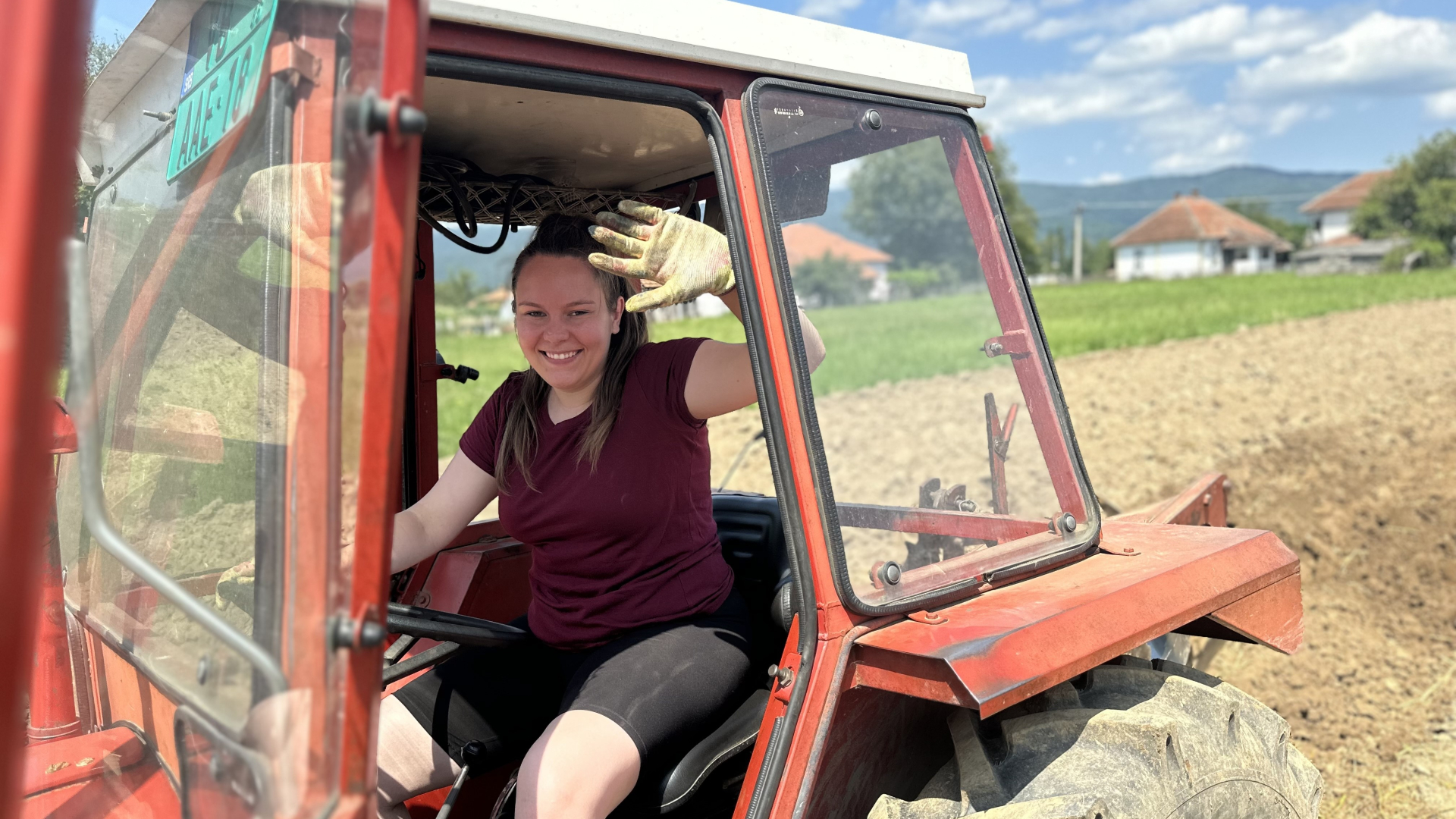 Jao, pa ti oreš ko muško: Ovo je čuveni traktor IMT 539 Marije Seočanac - najboljeg orača u Srbiji, u svom Novom selu da bi vežbala ore svoje ali i komšijske njive (FOTO)(VIDEO)
