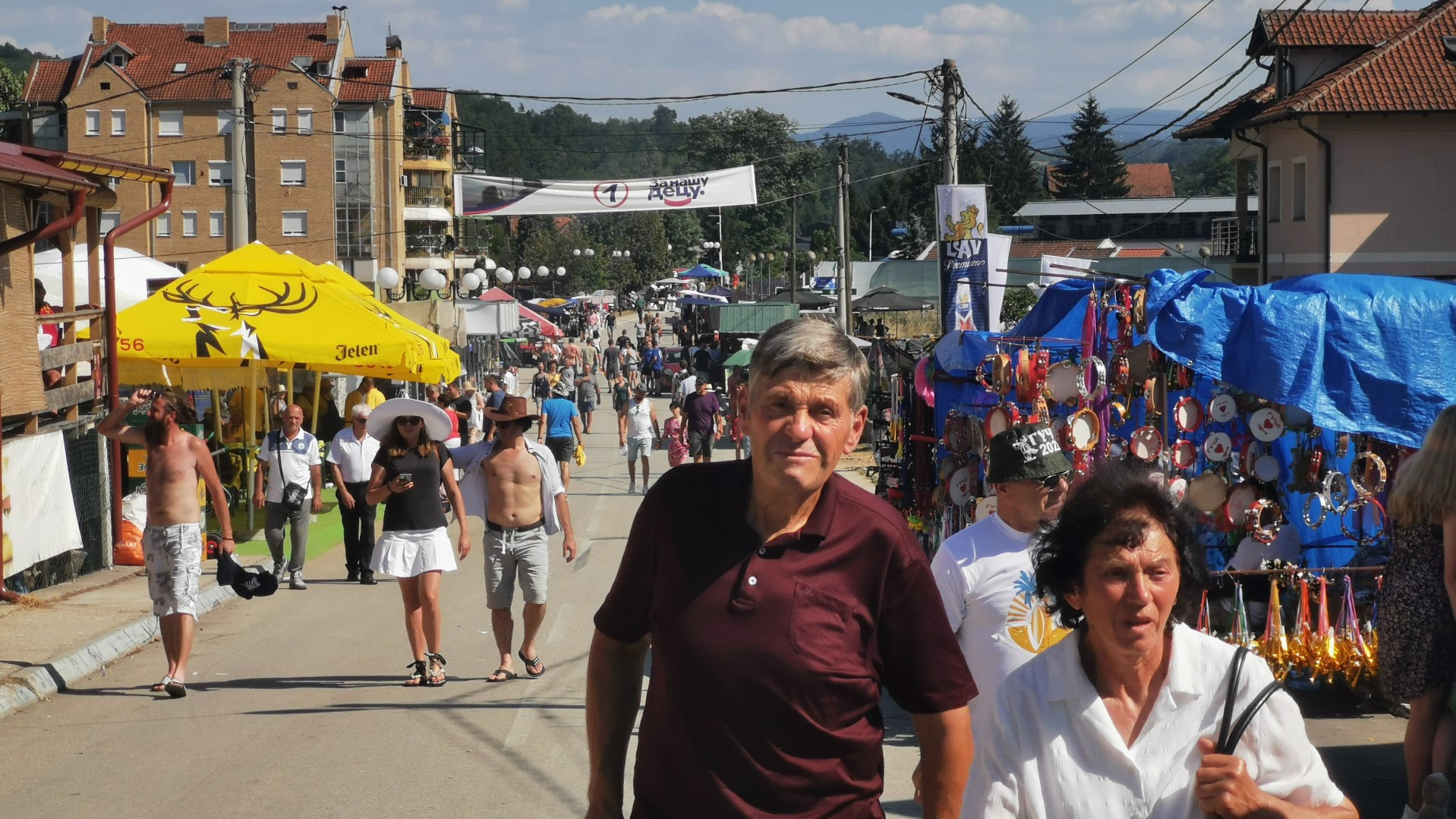 Ovo je prodavac sa vašara o kom priča čitava Srbija: Džemajil iz Priboja pola veka je trgovac, ovo je razlog zašto donji veš košta samo pet dinara/ Foto: RINA, ilustracija