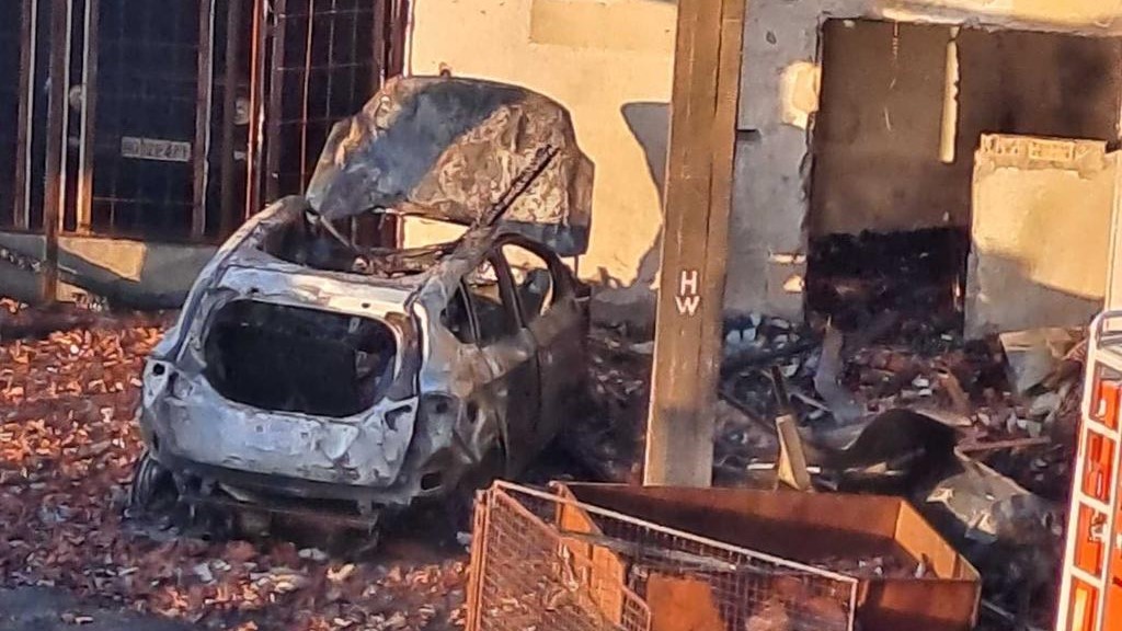 Vatrena stihija uništila automobil i deo kuće / Foto: Privatna arhiva