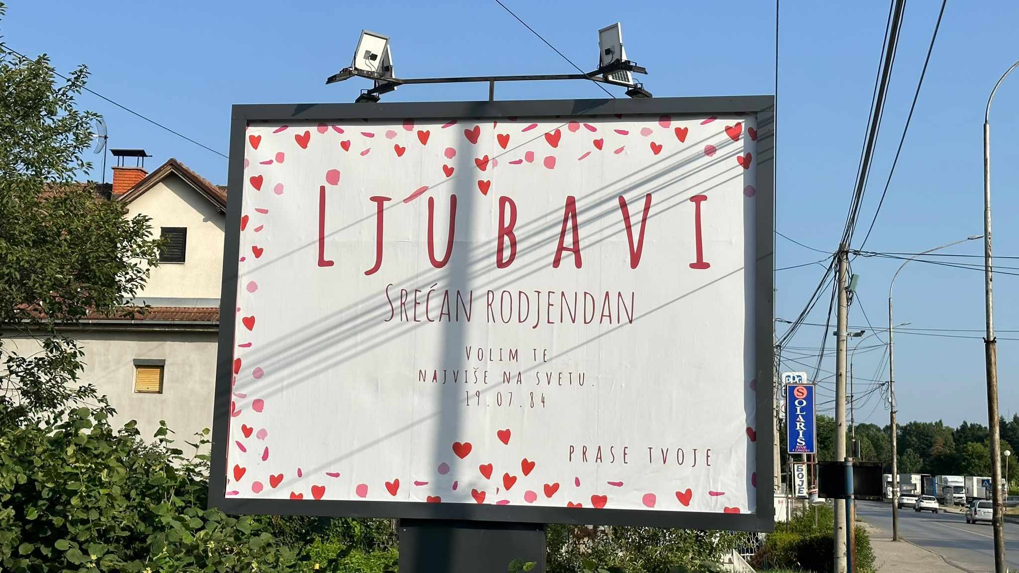Ljubavi, srećan rođendan - volim te najviše na svetu: Nesvakidašnji bilbord pojavio se u gradu na Moravi, zaljubljena Čačanka oduševila svojim postupkom (FOTO)