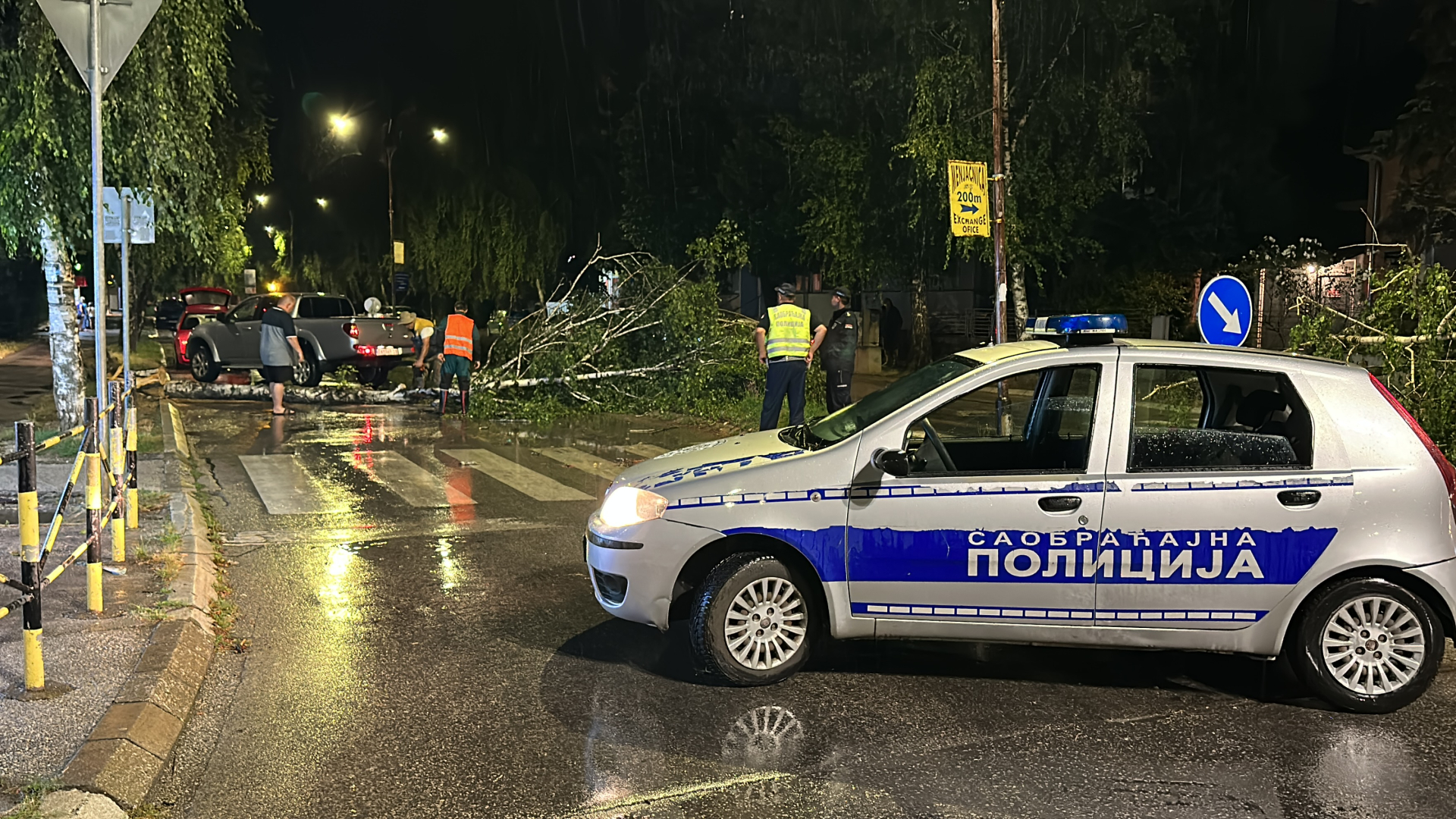 Kontejnere nosi ulicom, automobili i krovovi se ljuljaju, a drveće čupa iz korena: Strahovita apikalipsa stigla do Čačka, širi se ka čitavoj Zapadnoj Srbiji/ Foto: RINA