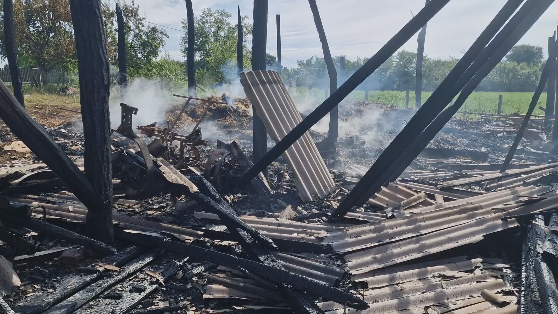 Grom udario u Milanov senjak i zapalio sve: Satima trajala borba vatrogasaca sa vatrenom stihijom u selu Jajčić kod Ljiga, izbio poža ogromnih razmera (FOTO)(VIDEO)