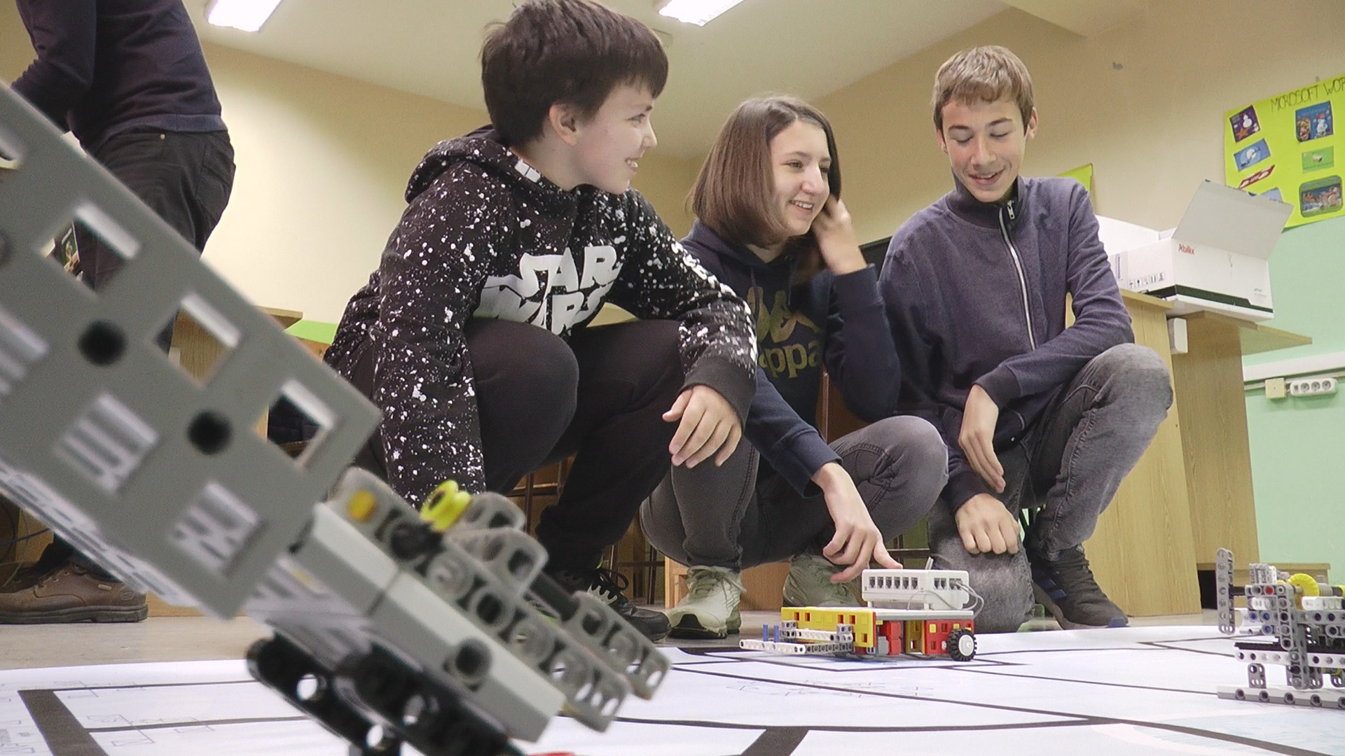 Budućnost Srbije u mladim robotičarama, sve više dece želi tim da se bavi: Letnja škola robotike od danas počinje u Užicu (FOTO)