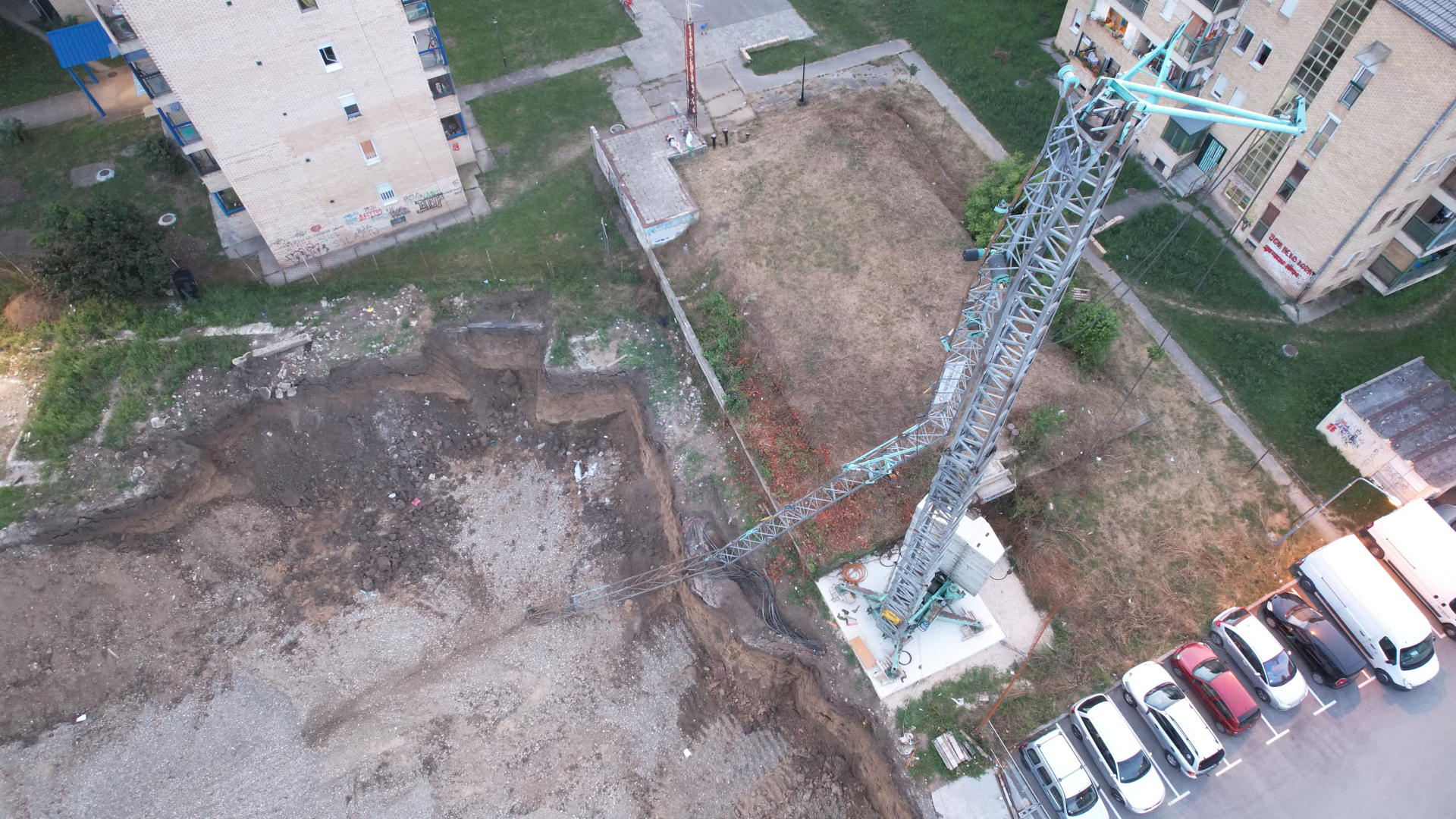Drama u Čačku, sa velike visine deo krana pao na zemlju između stambenih zgrada: Uplašeni stanari još uvek u neverici - samo pukom srećom je izbegnuta tragedija (FOTO)
