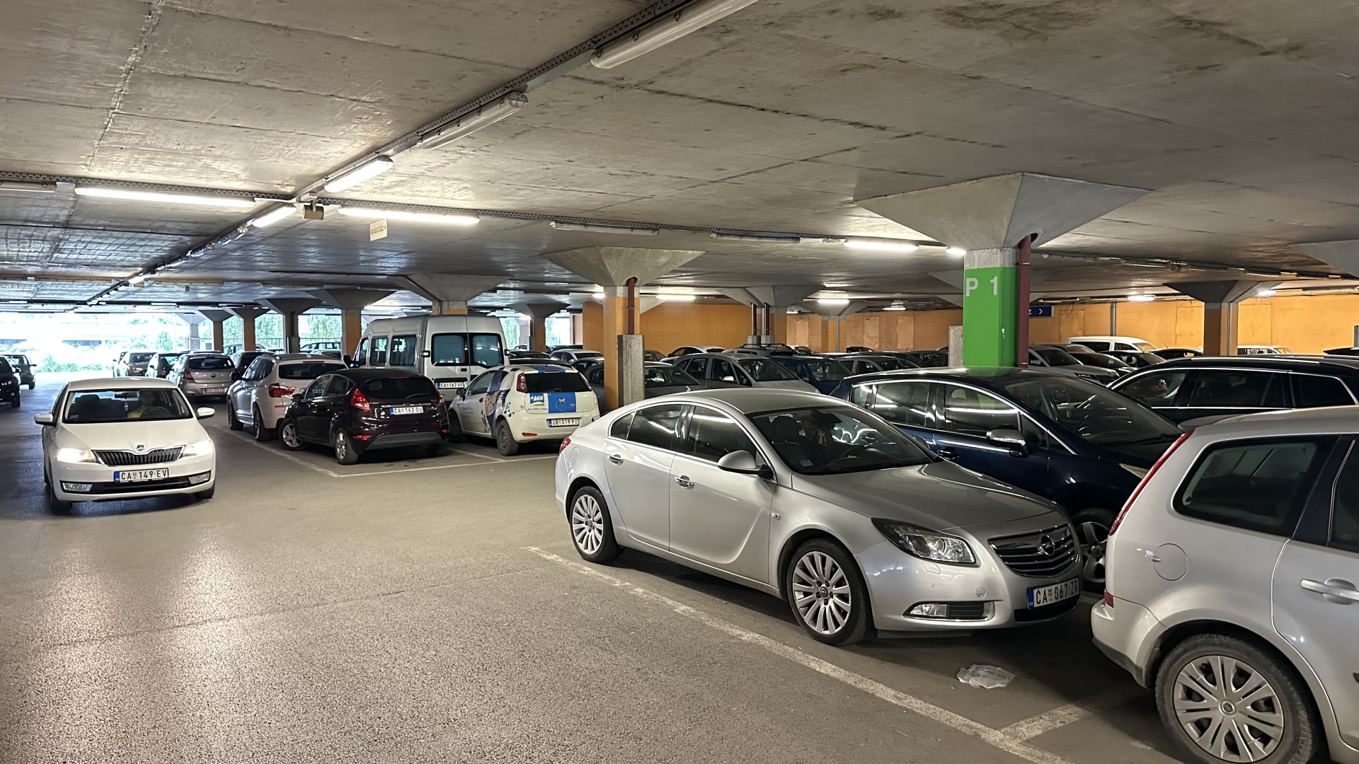 Haos na parkingu tržnog centra u Čačku: Vozači sakrili svoja vozila od oluje da nema gde igla da padne, menadžement ih zamolio da što pre sklone automobile (FOTO)(VIDEO)