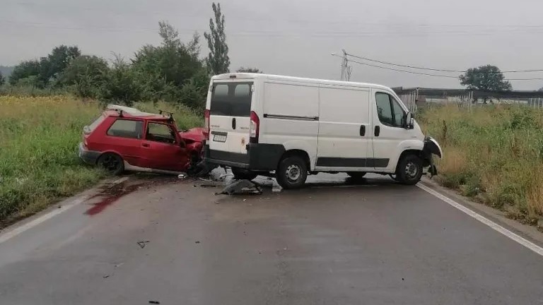 Prve slike sa mesta teške saobraćajne nezgode kod Topole: Žena (41) zadobila povrede nogu i prebačena u Aranđelovac, njen jugo potpuno smrskan (FOTO)