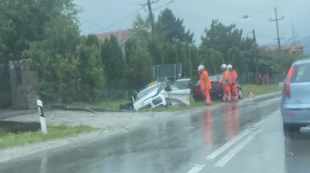 Vozilo za obuku vozača završilo u kanalu: Saobraćajna nezgoda dogodila se kod Topole, sudarila se dva putnička automobila