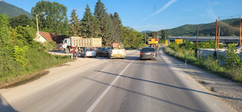 Sudar terenca i putničkog vozila: Saobraćajna nezgoda u blizini auto-puta, terenskim vozilom upravljao Kinez (FOTO) 