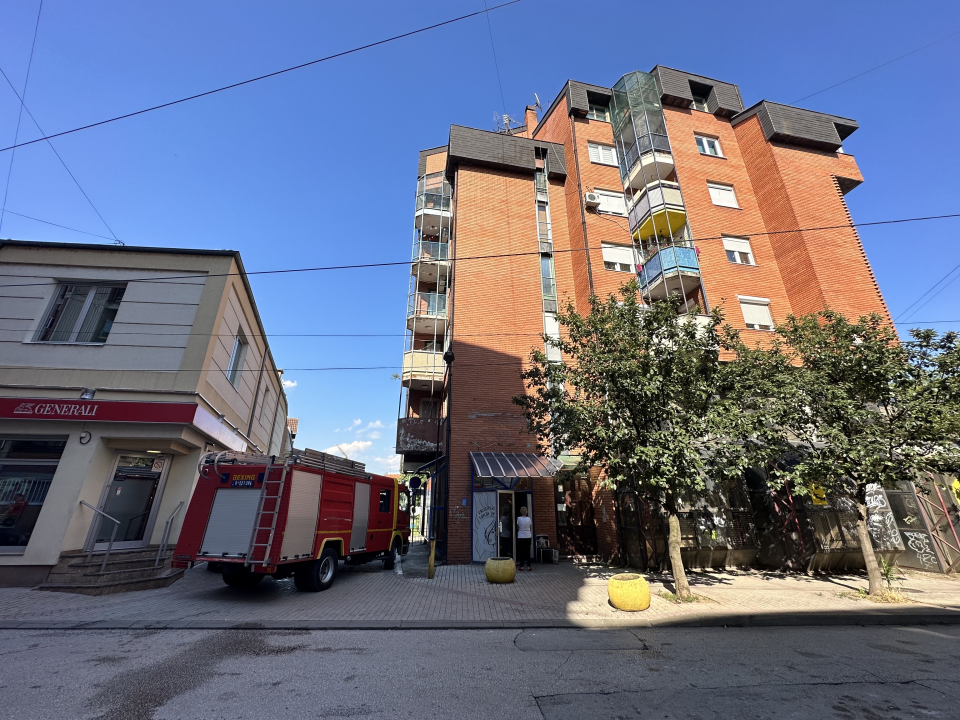 Požar u centru Čačka, svi su odmah "izleteli" van objekta: Zapalio se frizerski salon, na lice mesta stigli vatrogasci-spasioci (FOTO)