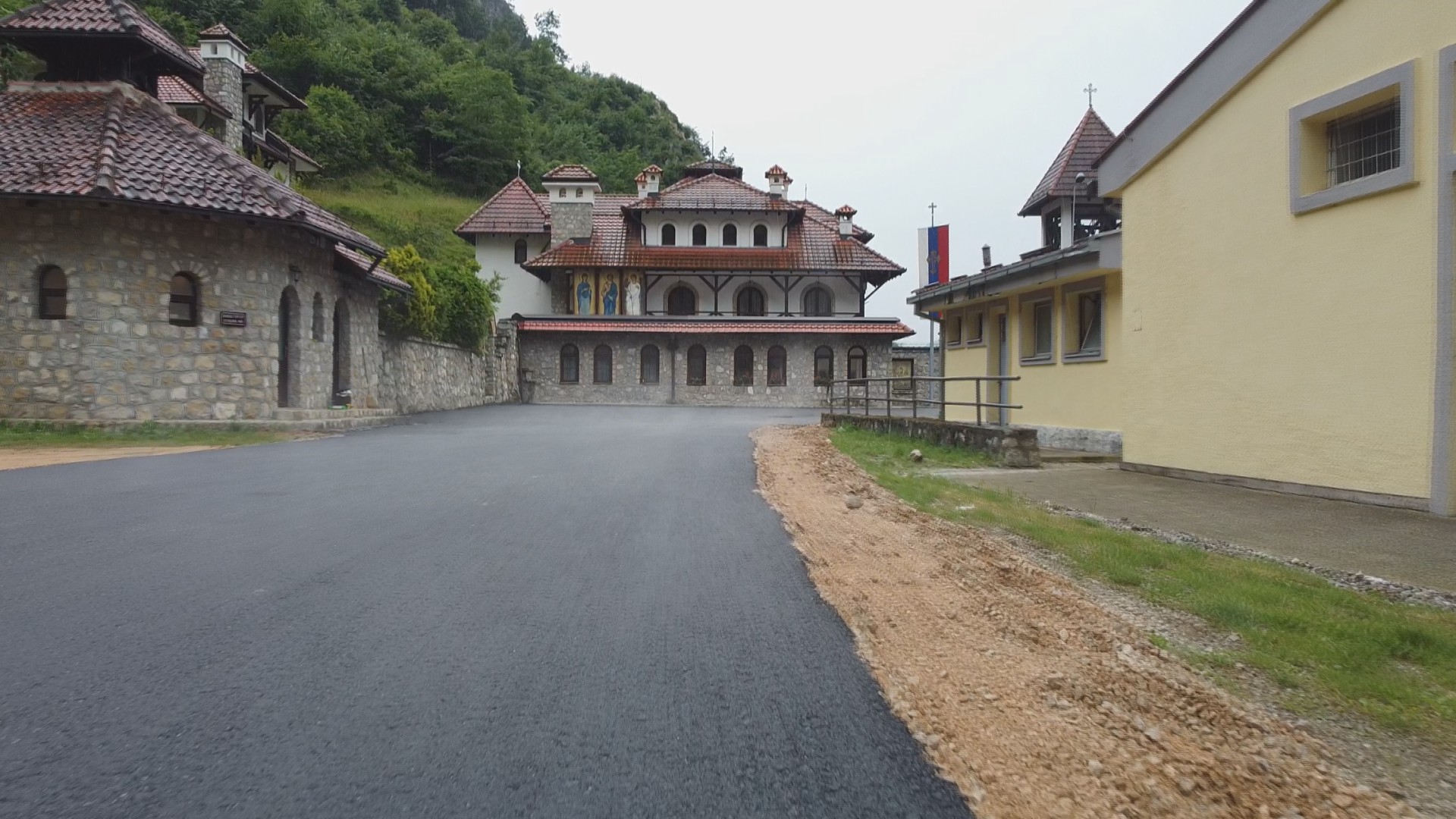 Ova svetinja je srpski Ostrog: Manastir Kumanica na samoj granici je mesto u kom se dešavaju čuda, kad su hteli da je ruše pobunili su se i pravoslavci i muslimani (FOTO)