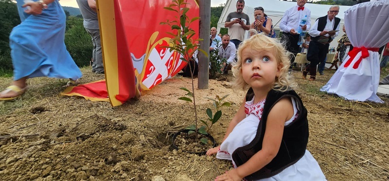 Opet se vije junačka zastava u srcu Srbije: Pored ognjišta slavnog Karađorđevog barjakatara uzdignut simbol ustanka i hrabrsoti našeg naroda (FOTO)