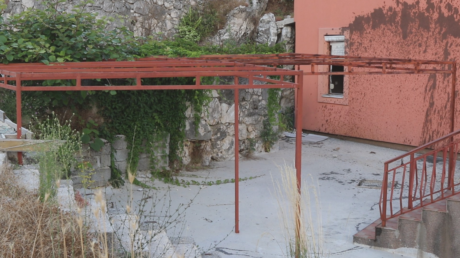 Mesto užasa i tragedije, što se tiče nas mogu ga srušti do temelja: Ovako godinu dana posle stravičnog masakra izgleda kuća Borilovića na Cetinju,  u njoj počinjen najveći zločin u istoriji Crne Gore (FOTO)(VIDEO)