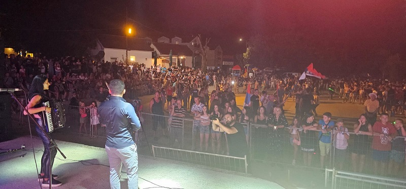 Usred luksuzne destinacije u Crnoj Gori zasvirala srpska dvojka: Na poluostrvu Luštica u Krtolima održan deveti po redu Srpski sabor, razvila se trobojka a violina oduševila prisutne (FOTO)