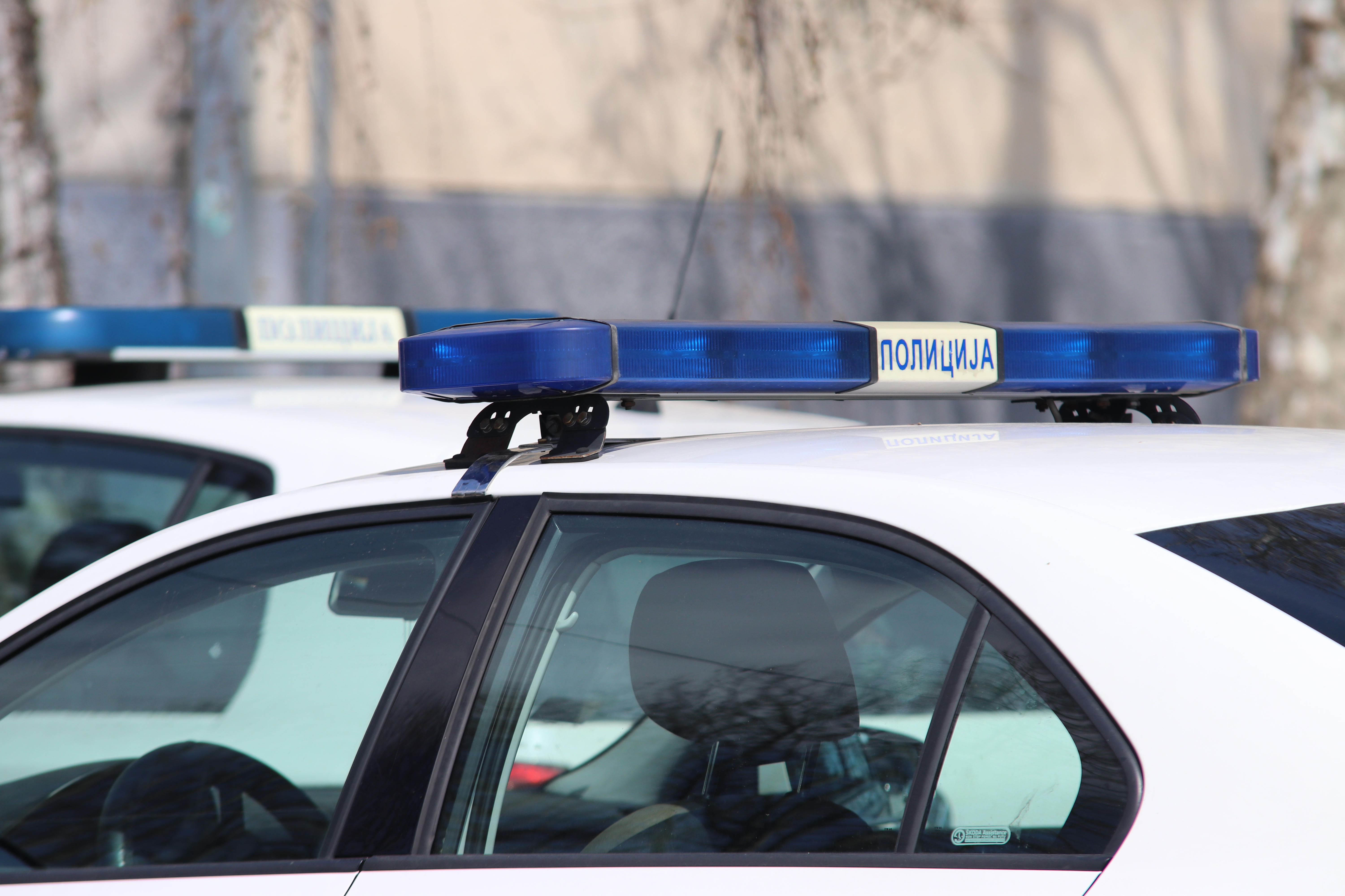 Kao na filmu, neverovatna akcija kragujevačke policije: Jednom dileru upali u stan i pronašli drogu i pištolj, sa njim pala još dvojica zbog kokaina