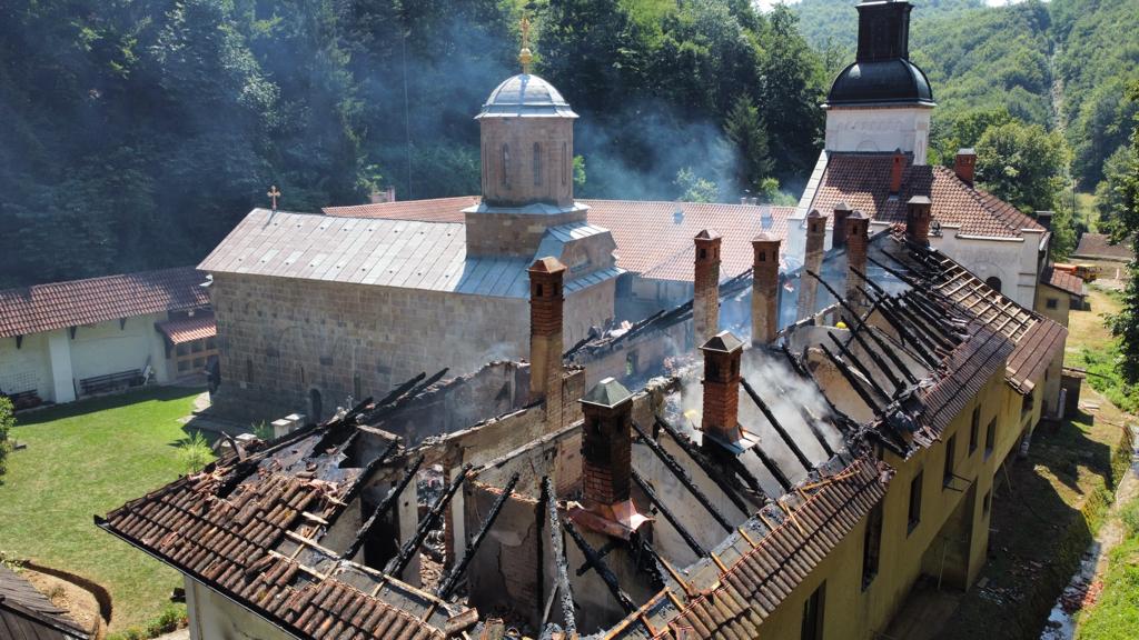 Sačuvana svetinja nadljudskom borbom vatrogasaca, radnika i meštana: Lokalizovan veliki požar u manastiru Vraćevšnica, nema povređenih / Foto: RINA