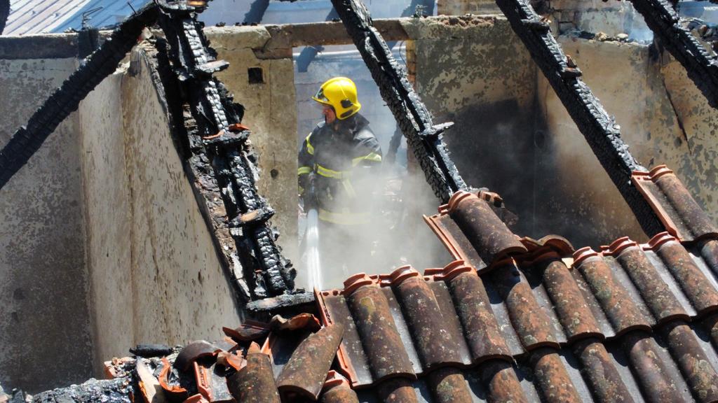 Sačuvana svetinja nadljudskom borbom vatrogasaca, radnika i meštana: Lokalizovan veliki požar u manastiru Vraćevšnica, nema povređenih / Foto: RINA