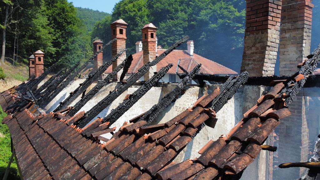 Sačuvana svetinja nadljudskom borbom vatrogasaca, radnika i meštana: Lokalizovan veliki požar u manastiru Vraćevšnica, nema povređenih / Foto: RINA