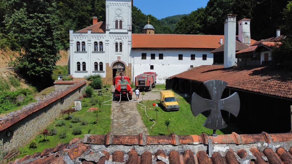 Sačuvana svetinja nadljudskom borbom vatrogasaca, radnika i meštana: Lokalizovan veliki požar u manastiru Vraćevšnica, nema povređenih / Foto: RINA