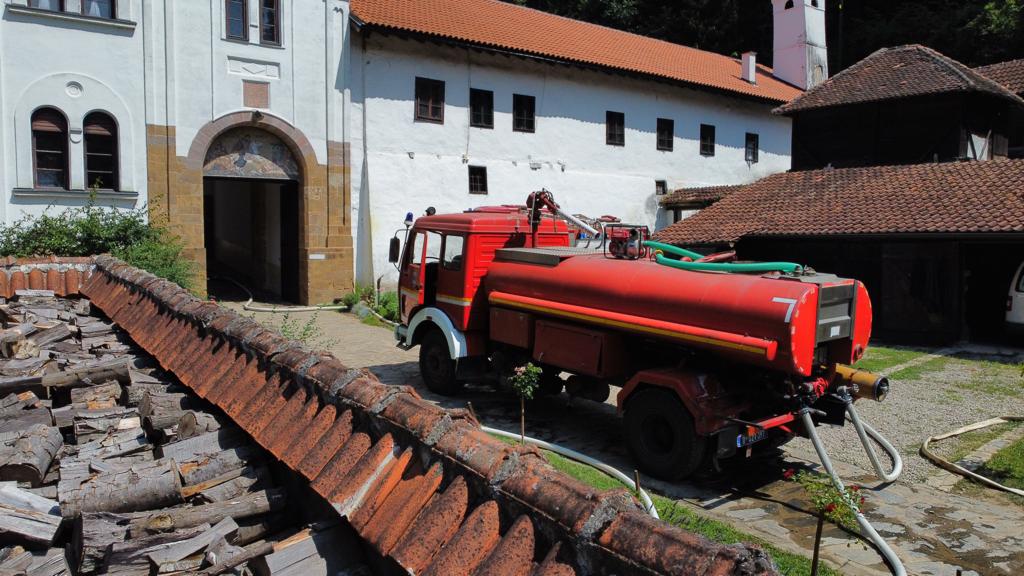 Sačuvana svetinja nadljudskom borbom vatrogasaca, radnika i meštana: Lokalizovan veliki požar u manastiru Vraćevšnica, nema povređenih (FOTO)(VIDEO)