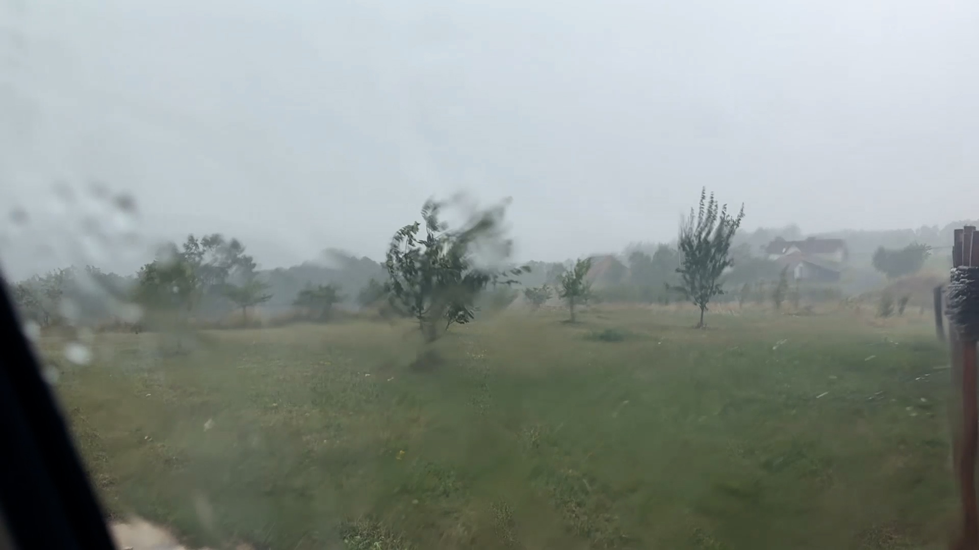 Kao da nam je tajfun prošao kroz dvorište, iza oluje ostala je pustoš: Jako nevreme pogodilo sela u okolini Gornjeg Milanovca, velika šteta na poljoprivrednim usevima (FOTO)(VIDEO)